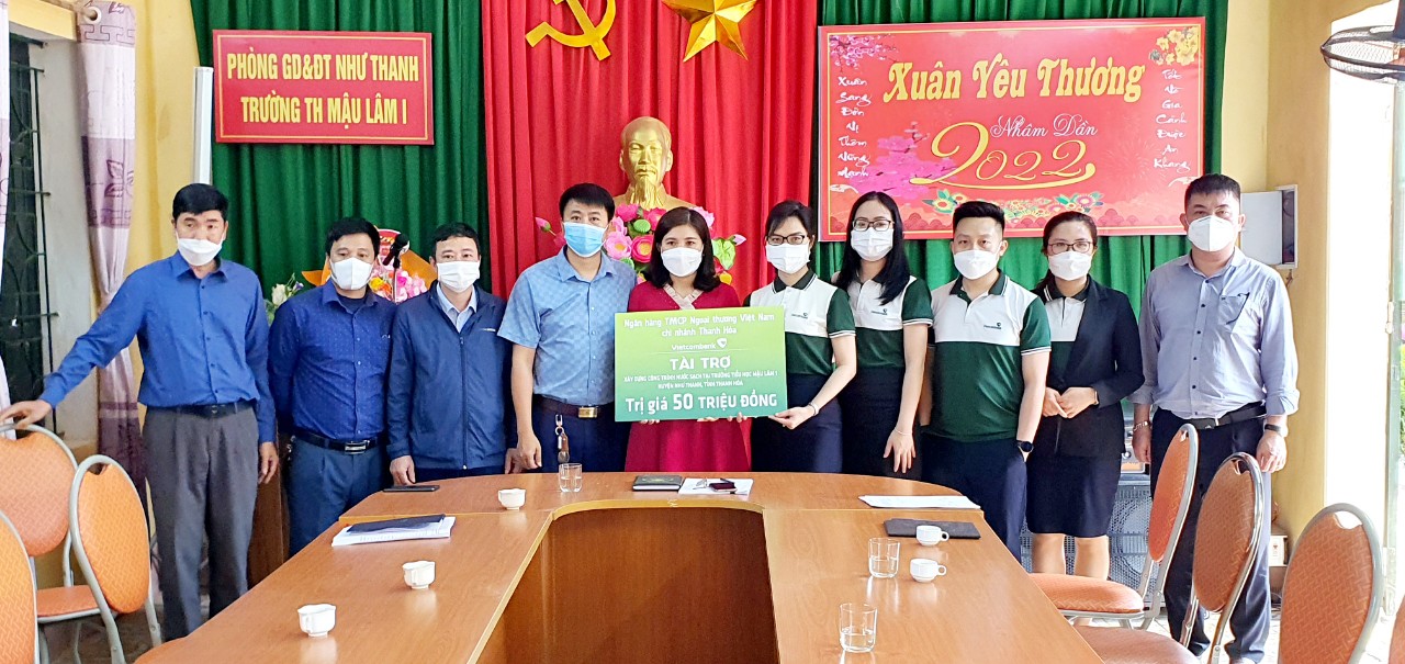 Bà Phạm Anh Vân - Bí thư đoàn cơ sở, Phó Giám đốc Vietcombank Thanh Hoá trao kinh phí hỗ trợ đầu tư công trình nước sạch.