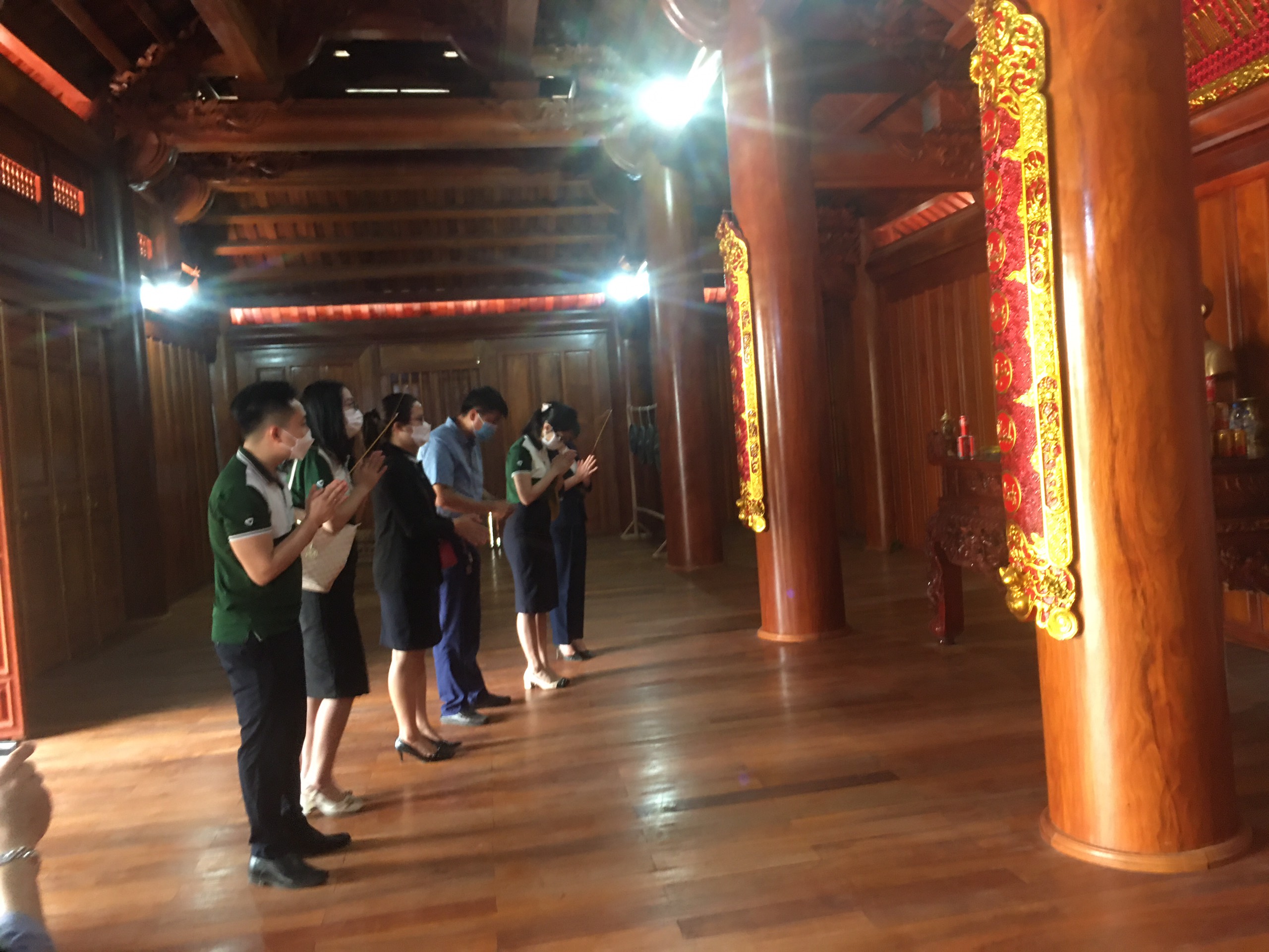 Nhân dịp này, Đoàn có ghé thăm Nhà sàn truyền thống tại UBND huyện Như Thanh, thắp hương báo công với Chủ tịch Hồ Chí Minh về kết quả công tác của Đoàn.
