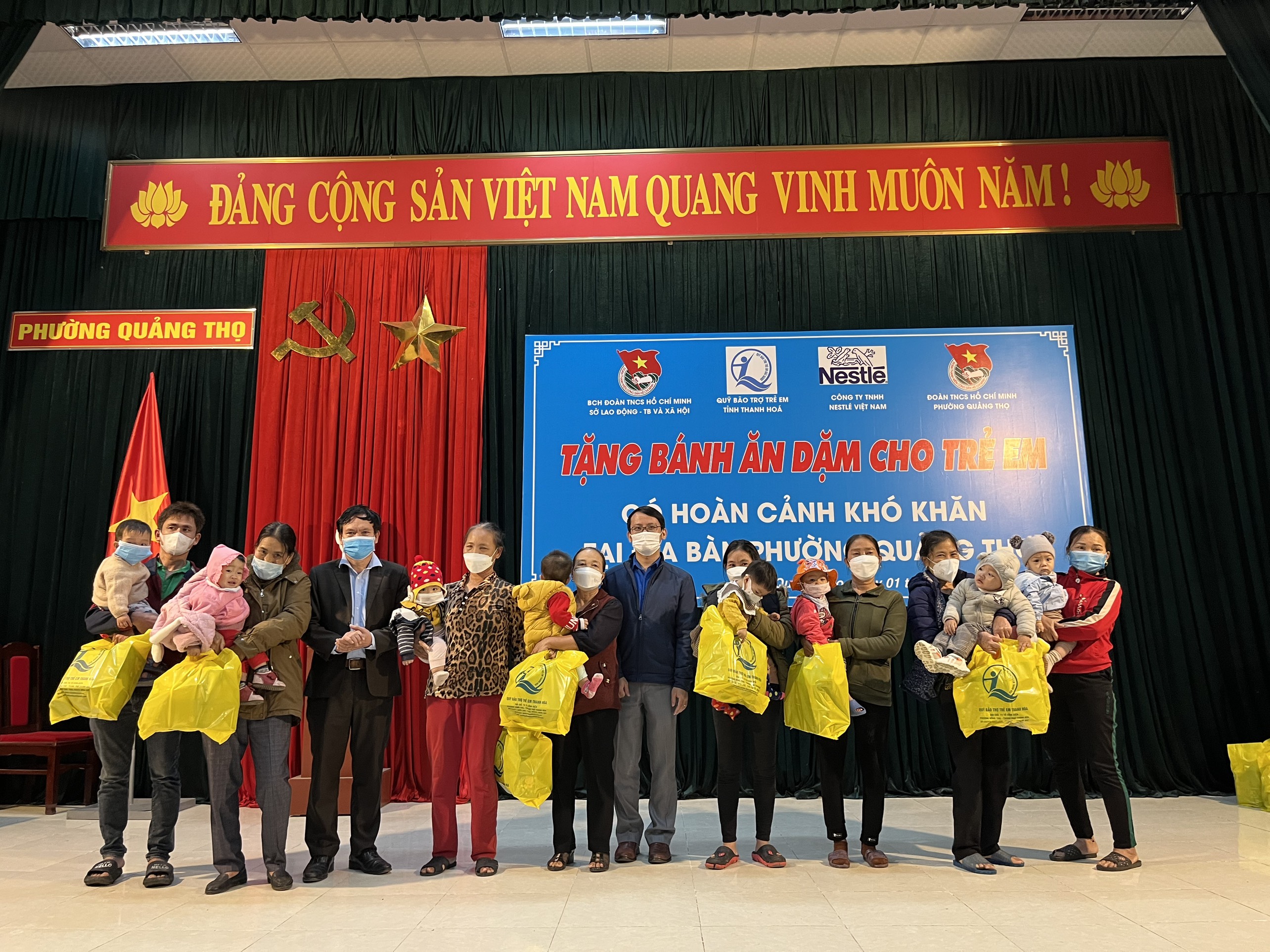 100 suất quà được trao tặng là các loại bánh ăn dặm dành cho trẻ em.