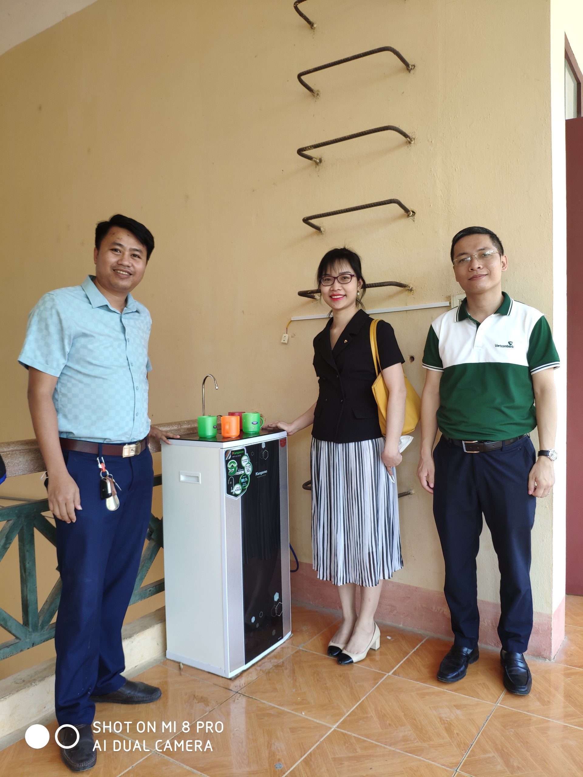 Đại diện Quỹ BTTE - Vietcombank Thanh Hóa bàn giao máy lọc nước cho nhà trường.