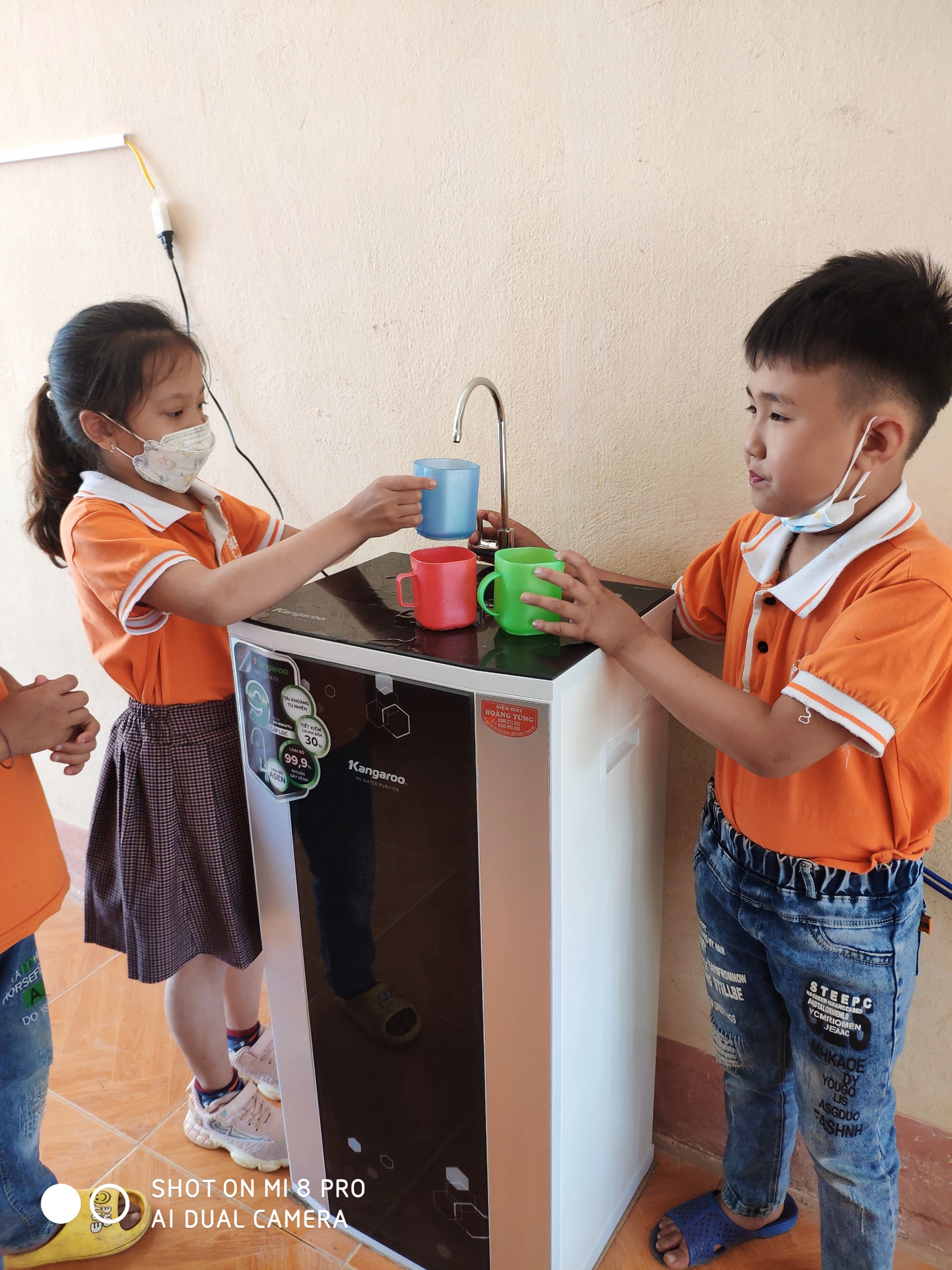 Học sinh sử dụng nước sạch từ công trình trong giờ ra chơi.