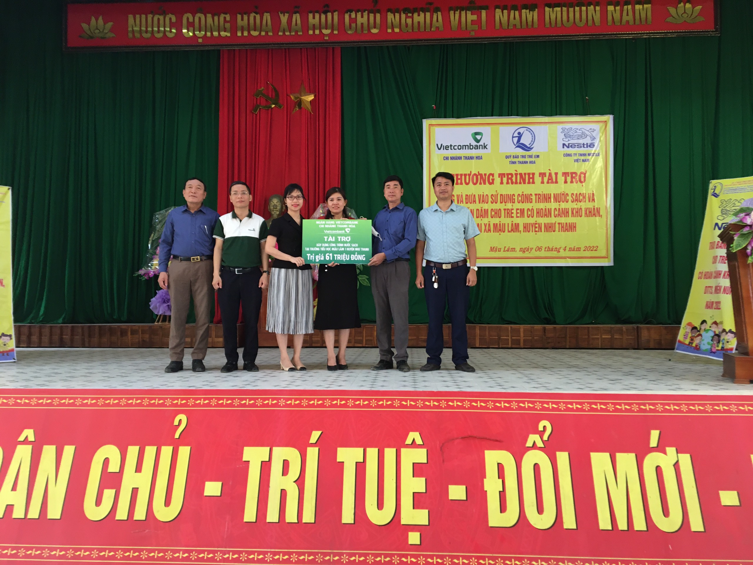 Ông Lại Thế Quảng - Giám đốc Quỹ BTTE và bà Phạm Anh Vân - PGĐ Vietcombank chi nhánh Thanh Hóa trao biển bàn giao trượng trưng công trình.