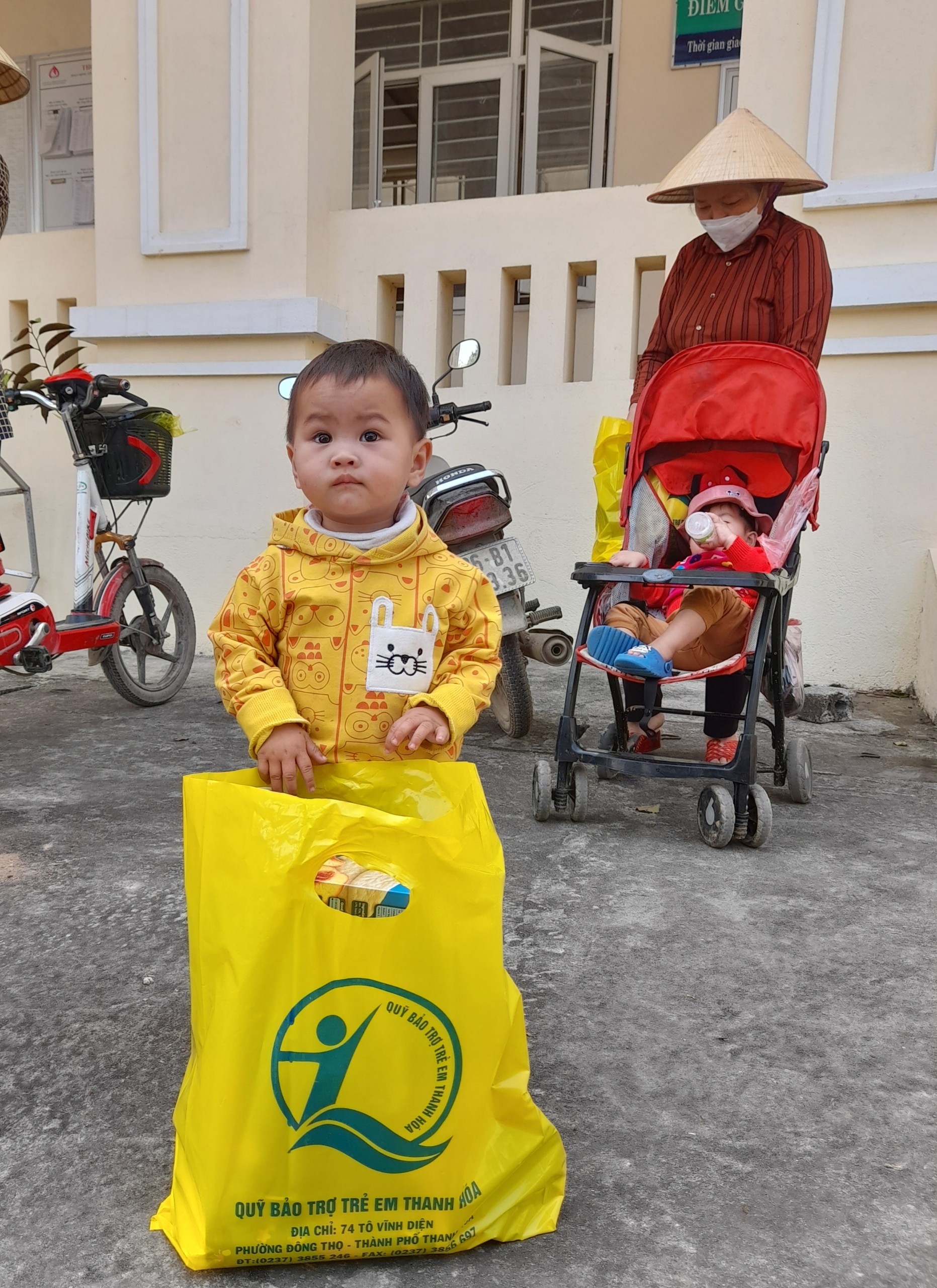 Nét thơ ngay, hồn nhiên của trẻ em khi nhận quà