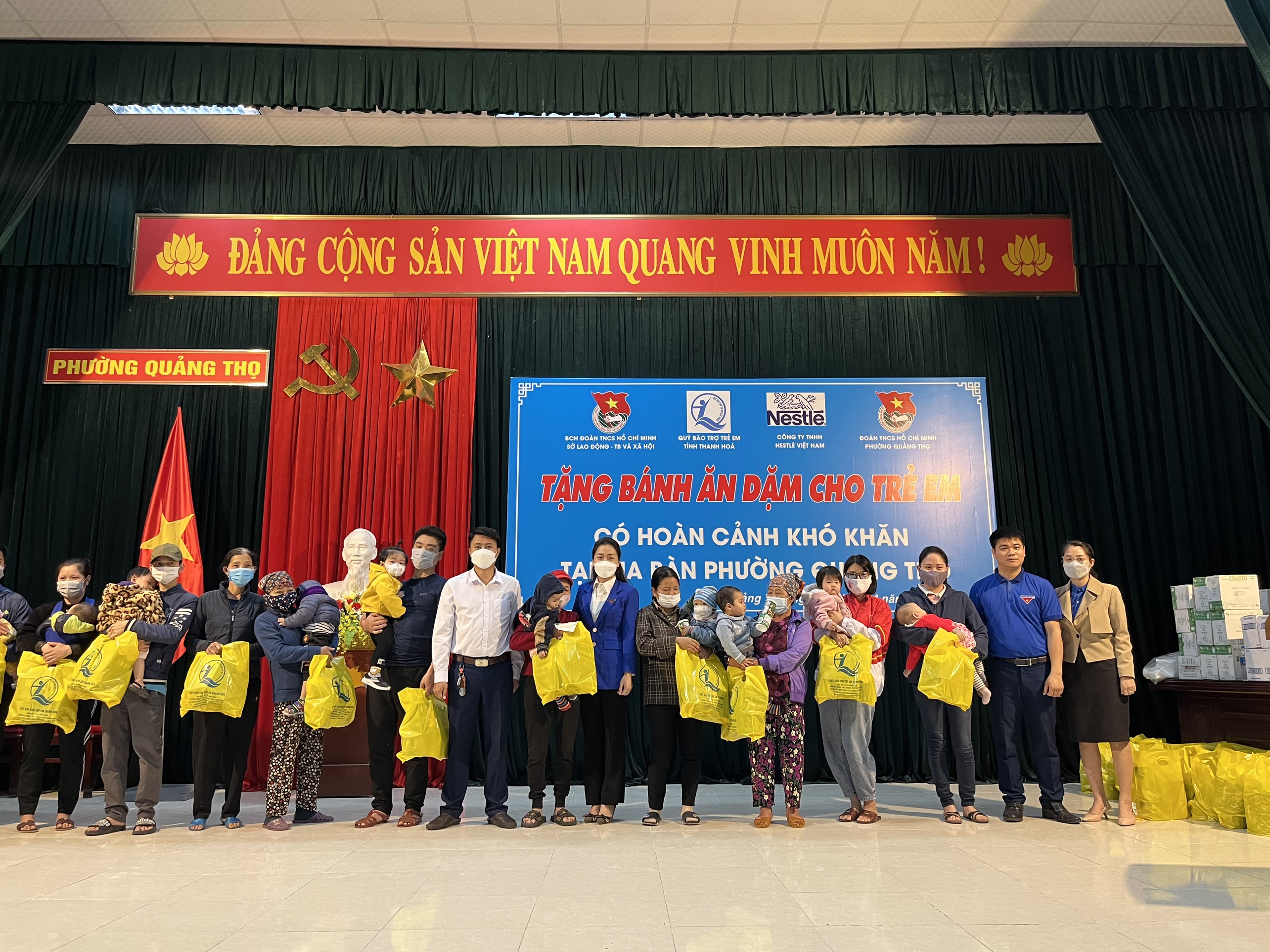 Đại diện Quỹ Bảo trợ trẻ em Thanh Hóa, Công ty TNHH Nestlé Việt Nam, Đoàn TNCS Hồ Chí Minh Sở LĐ,TBXH và phường Quảng Thọ trao tặng quà cho các em nhỏ.
