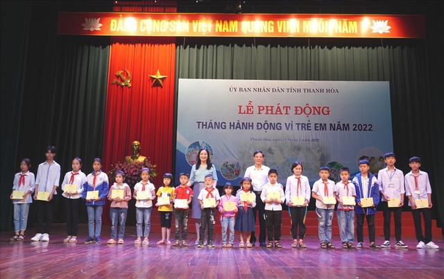 Lãnh đạo tỉnh Thanh Hóa trao quà cho các học sinh học giỏi có hoàn cảnh khó khăn.