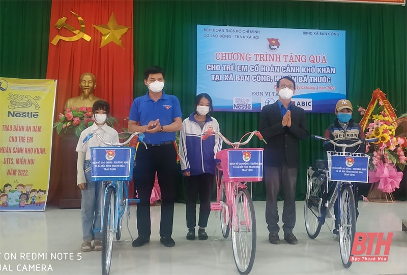 Đoàn Thanh niên Sở Lao động - Thương binh và Xã hội trao xe đạp cho các em học sinh có hoàn cảnh khó khăn ở xã Ban Công (Bá Thước).