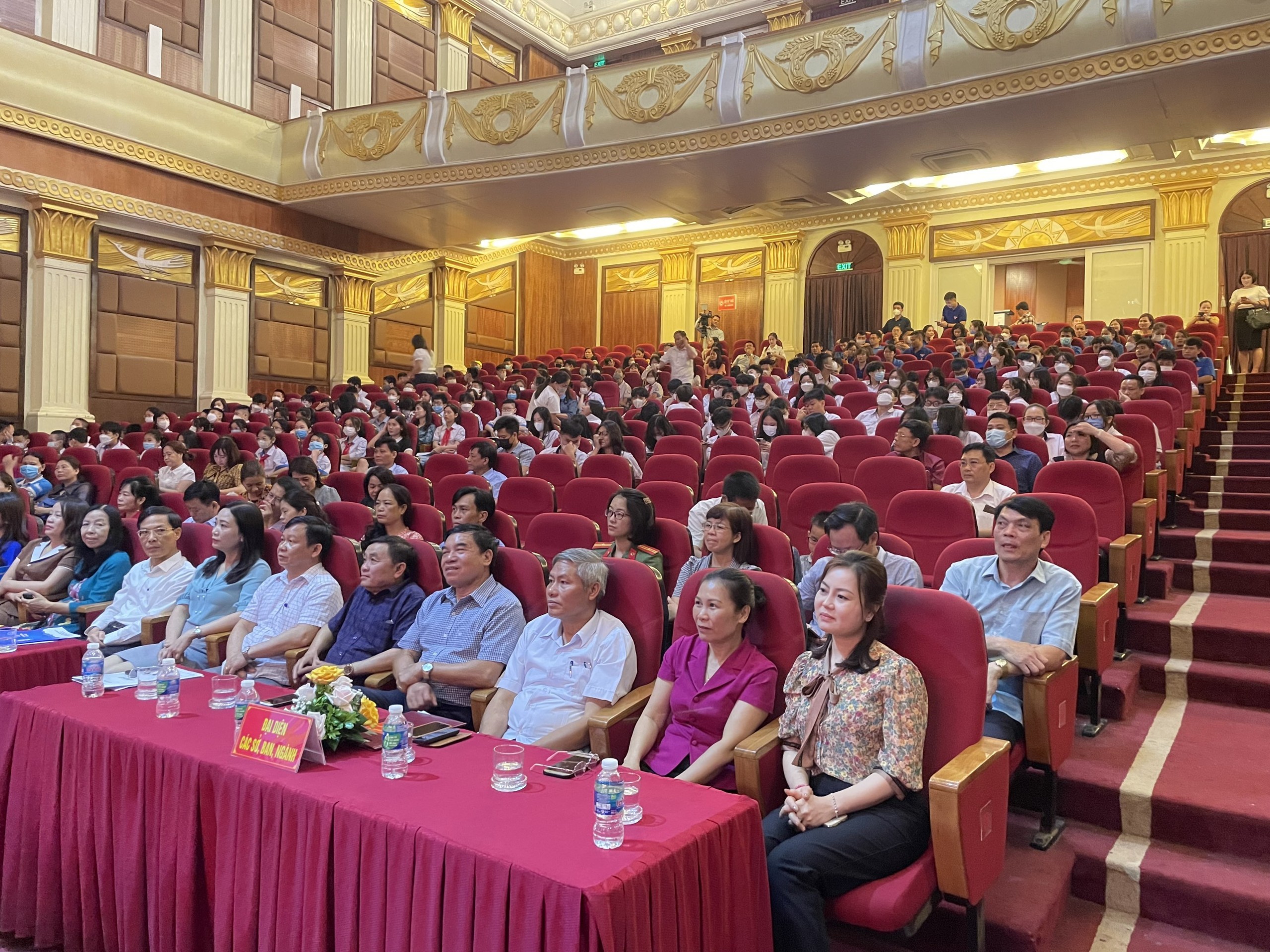 Lãnh đạo các sở, ngành và hàng trăm trẻ em trên địa bàn tỉnh Thanh Hóa tham dự buổi lễ.