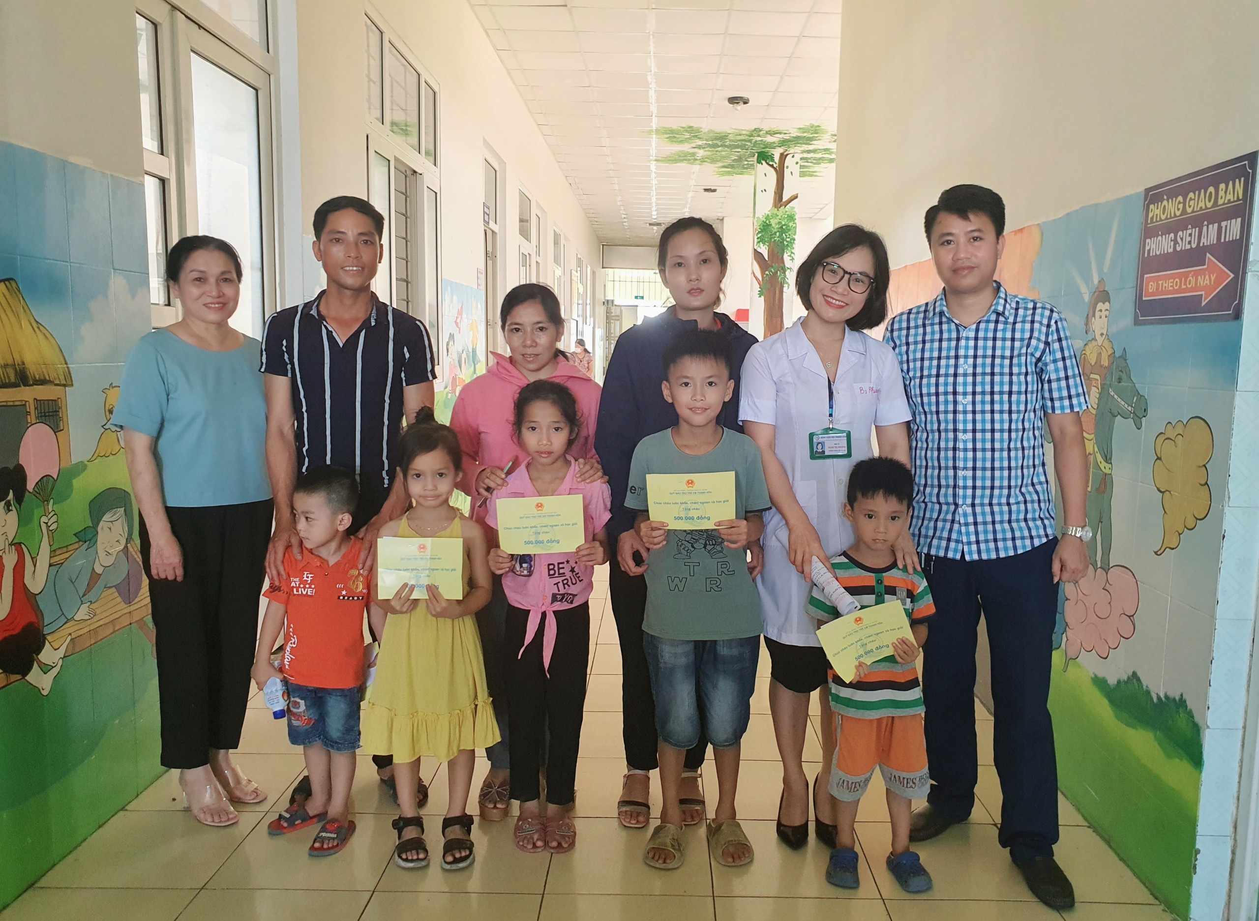 Quỹ Bảo trợ trẻ em hỗ trợ kinh phí đi lại, động viên gia đình.