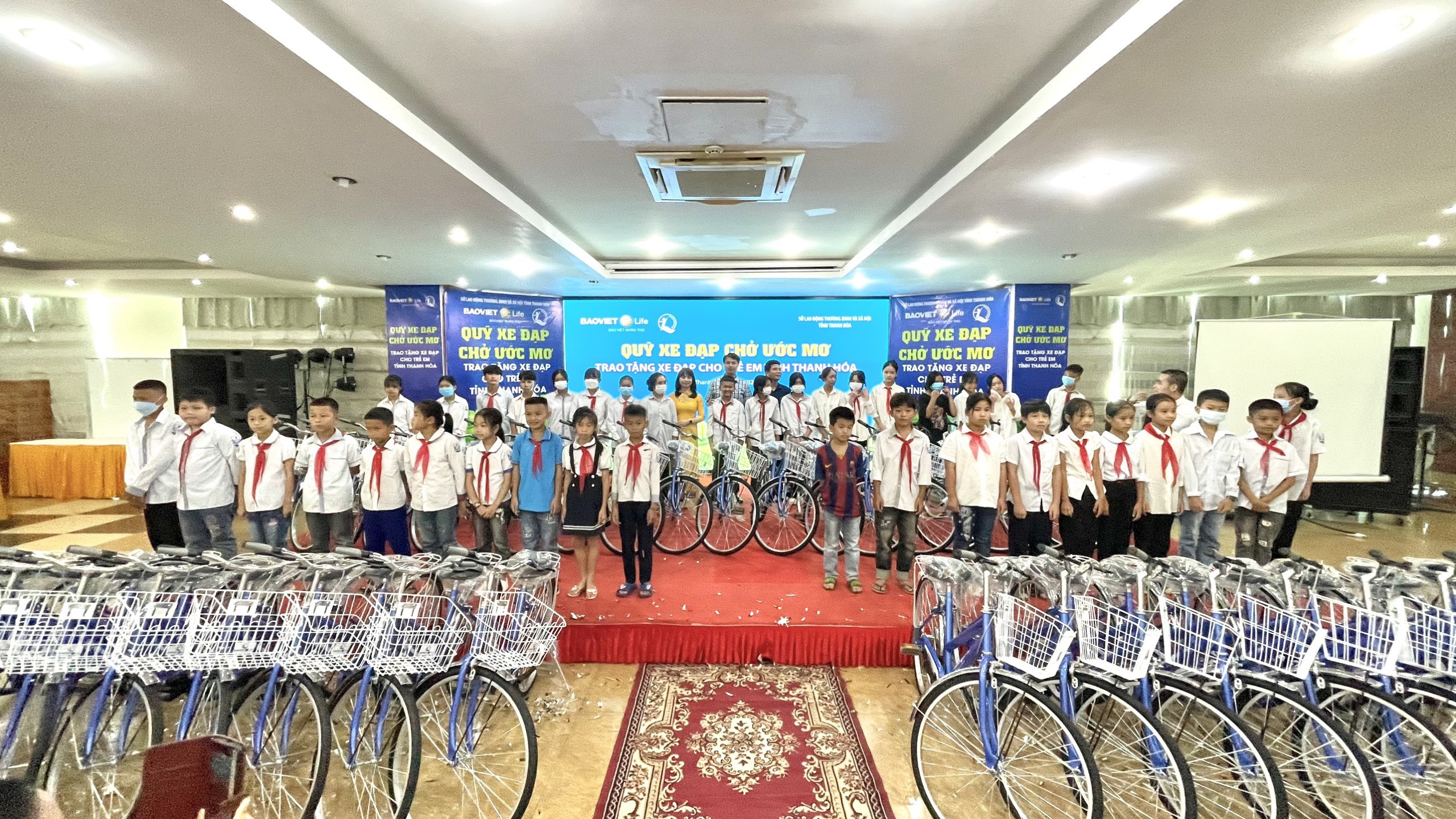 Trao xe đạp cho các cháu học sinh