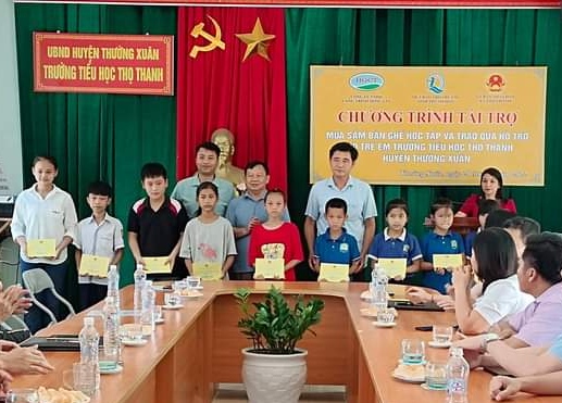 Lãnh đạo Sở LĐTBXH, Quỹ BTTE, UBND huyện Thường Xuân trao học bổng cho trẻ em có hoàn cảnh khó khăn vươn lên trong học tập xã Thọ Thanh.