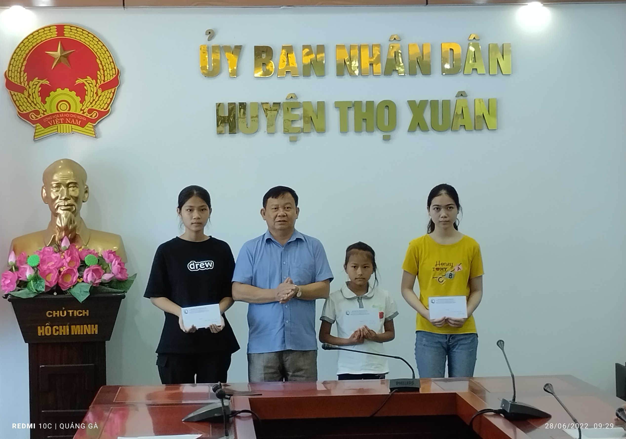 Đồng chí Lê Minh Hành - PGĐ Sở LĐTBXH trao hỗ trợ cho các trẻ em huyện Thọ Xuân