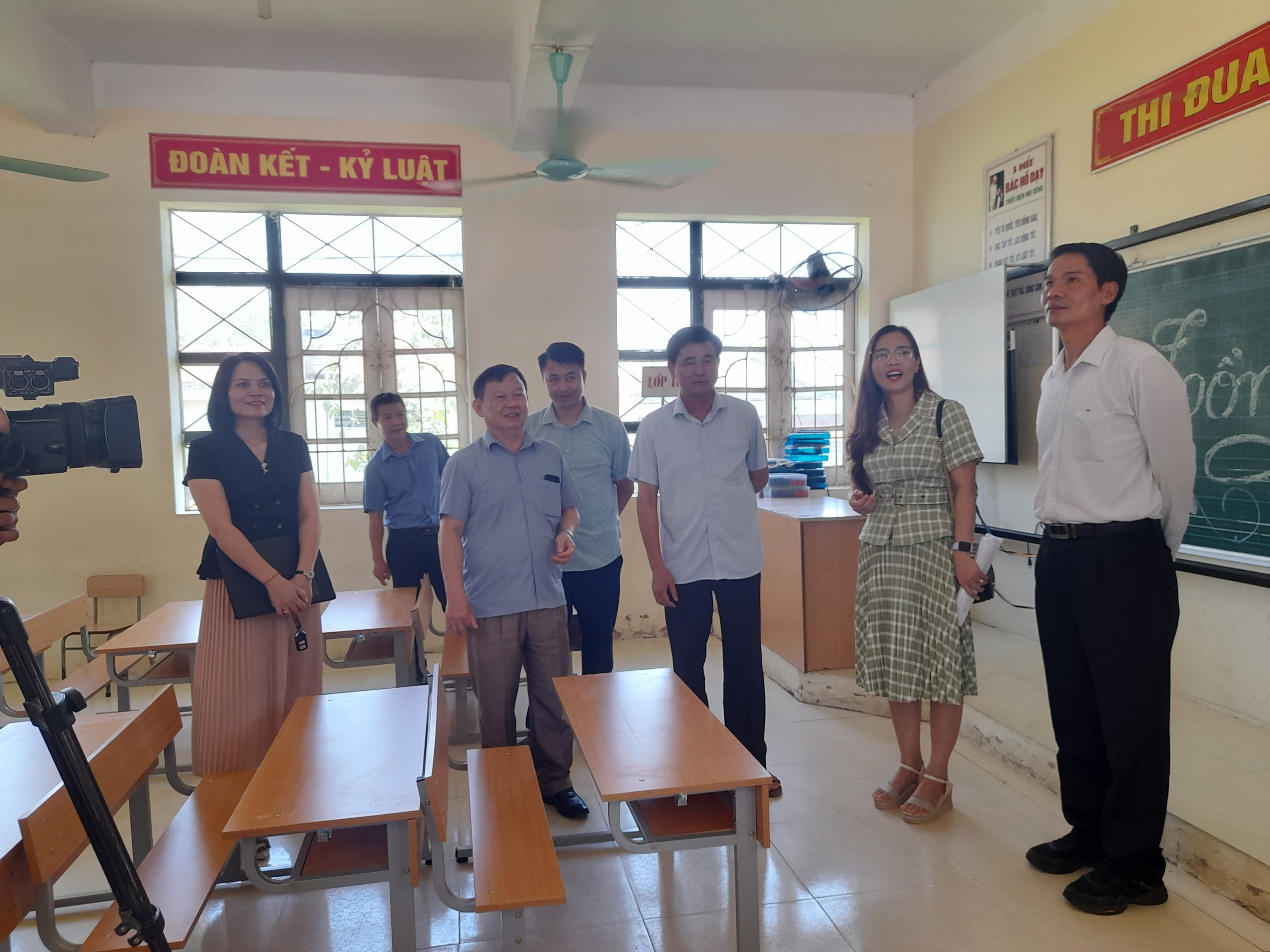 Đoàn trực tiếp đi thăm và kiểm tra chất lượng bàn ghế được lắp đặt tại các phòng học.