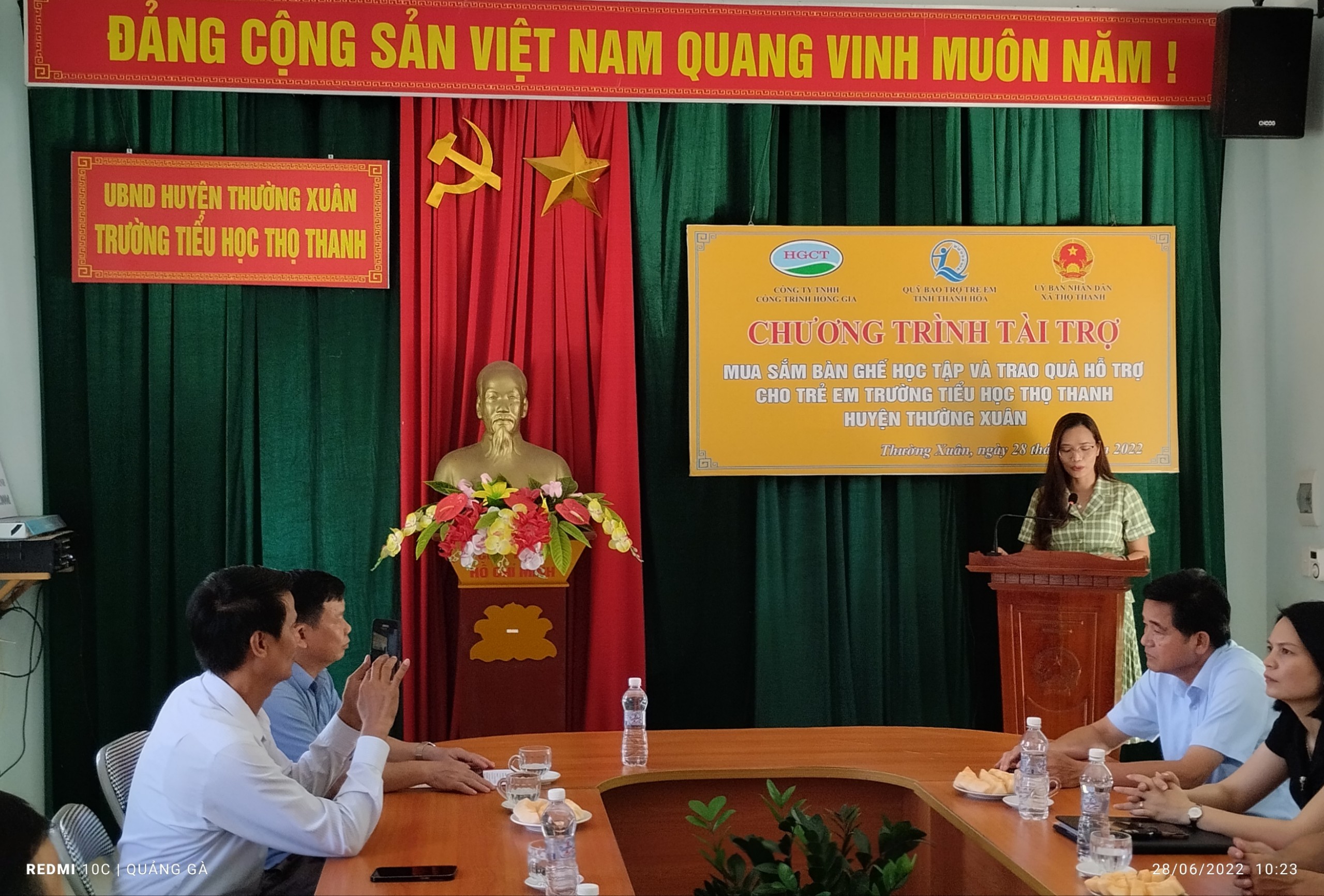 Bà Lê Thị Thắm - Giám đốc Công ty TNHH Công trình Hồng Gia phát biểu chia sẻ tại buổi lễ.