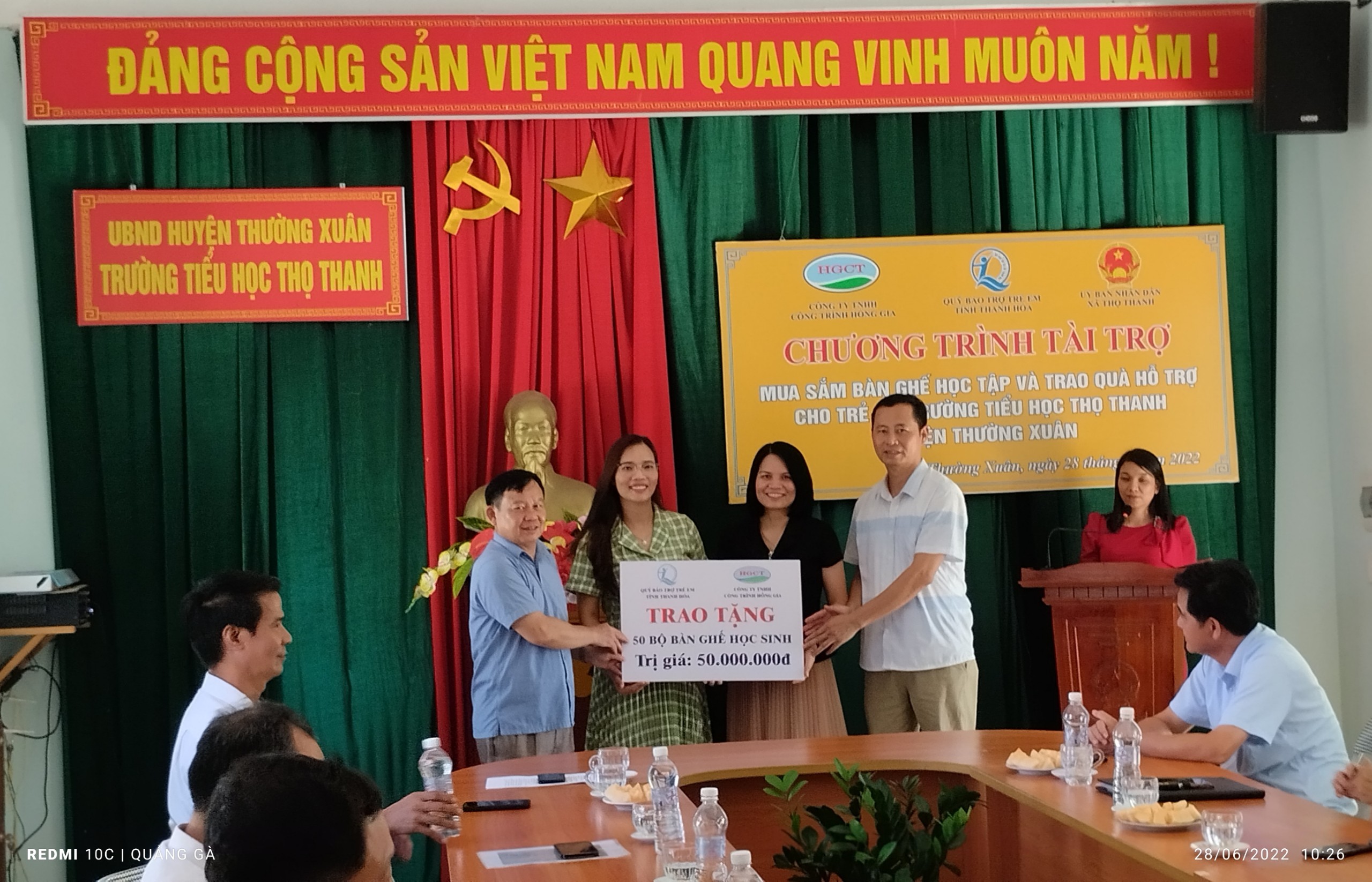 Công ty TNHH Công trình Hồng Gia trao biển tượng trưng bàn ghế cho Đại diện chính quyền và Trường tiểu học Thọ Thanh.