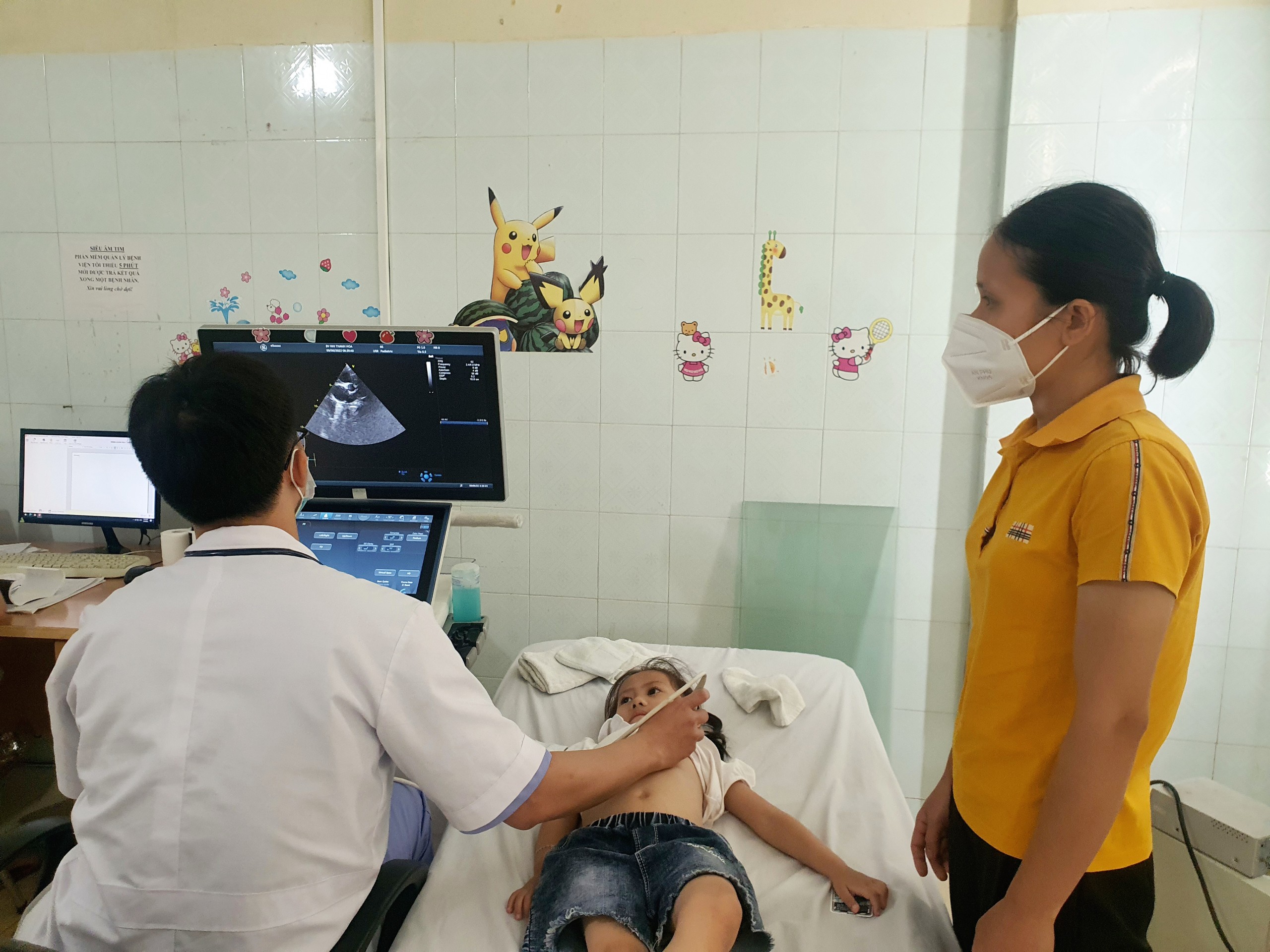 Bác sỹ Bệnh viện Nhi khám cho trẻ em