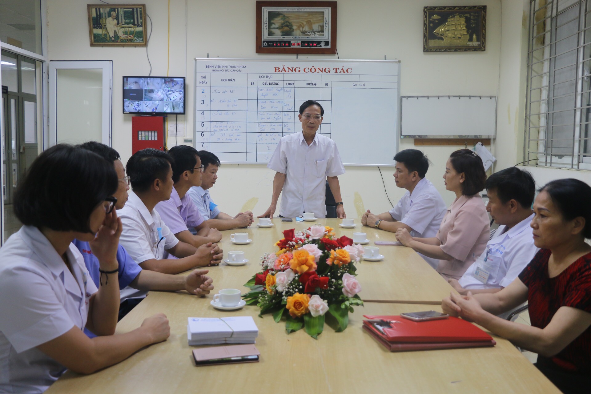 Đồng chí Đầu Thanh Tùng, PCT UBND tỉnh, Chủ tịch Hội đồng bảo trợ Quỹ bảo trợ trẻ em tỉnh động viên, chia sẻ và chỉ đạo tại buổi trao quà.