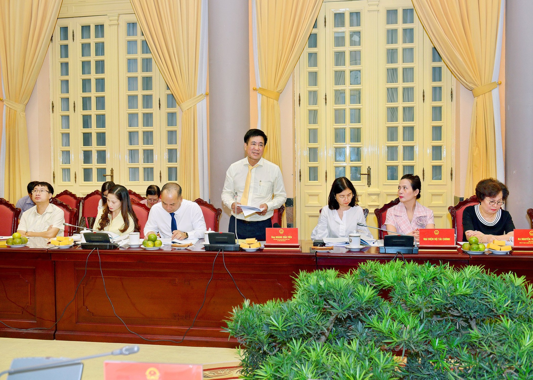 Đồng chí Hoàng Văn Tiến - Giám đốc Quỹ Bảo trợ trẻ em Việt Nam phát biểu ý kiến tại cuộc họp