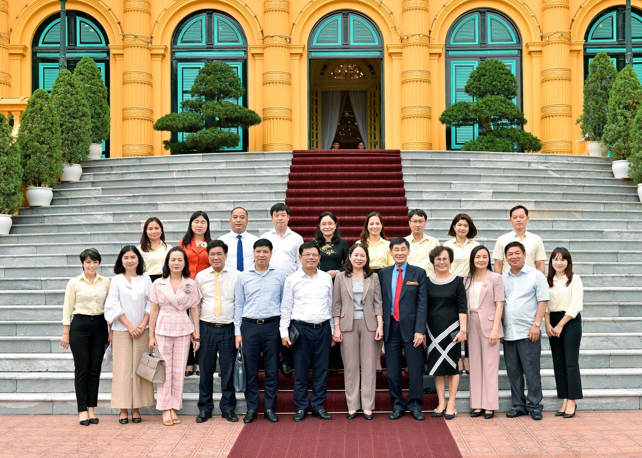 Thành viên Hội đồng bảo trợ Quỹ Bảo trợ trẻ em Việt Nam chụp hình lưu niệm.