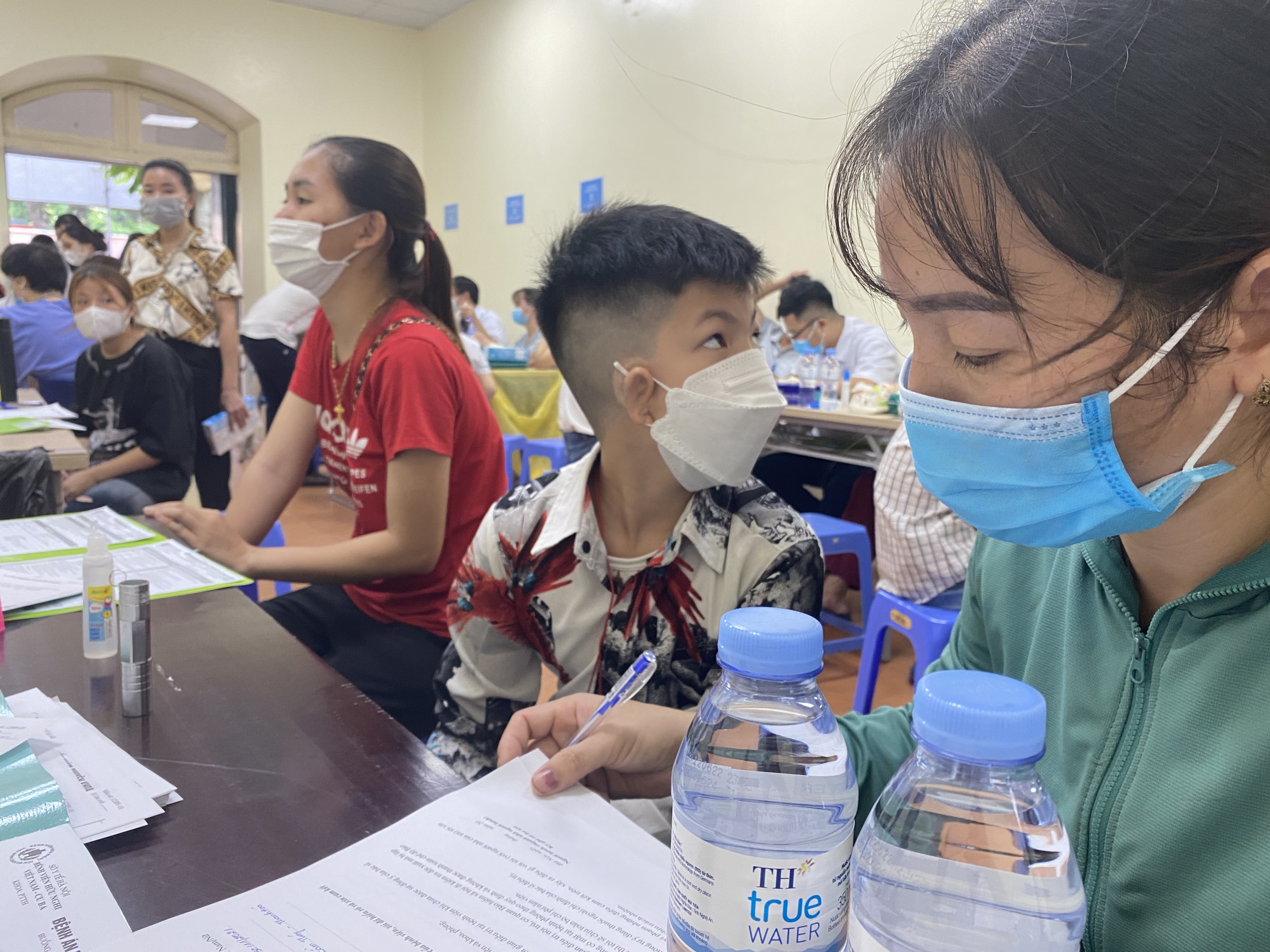 Các bệnh nhân khai báo thông tin chờ thăm khám.