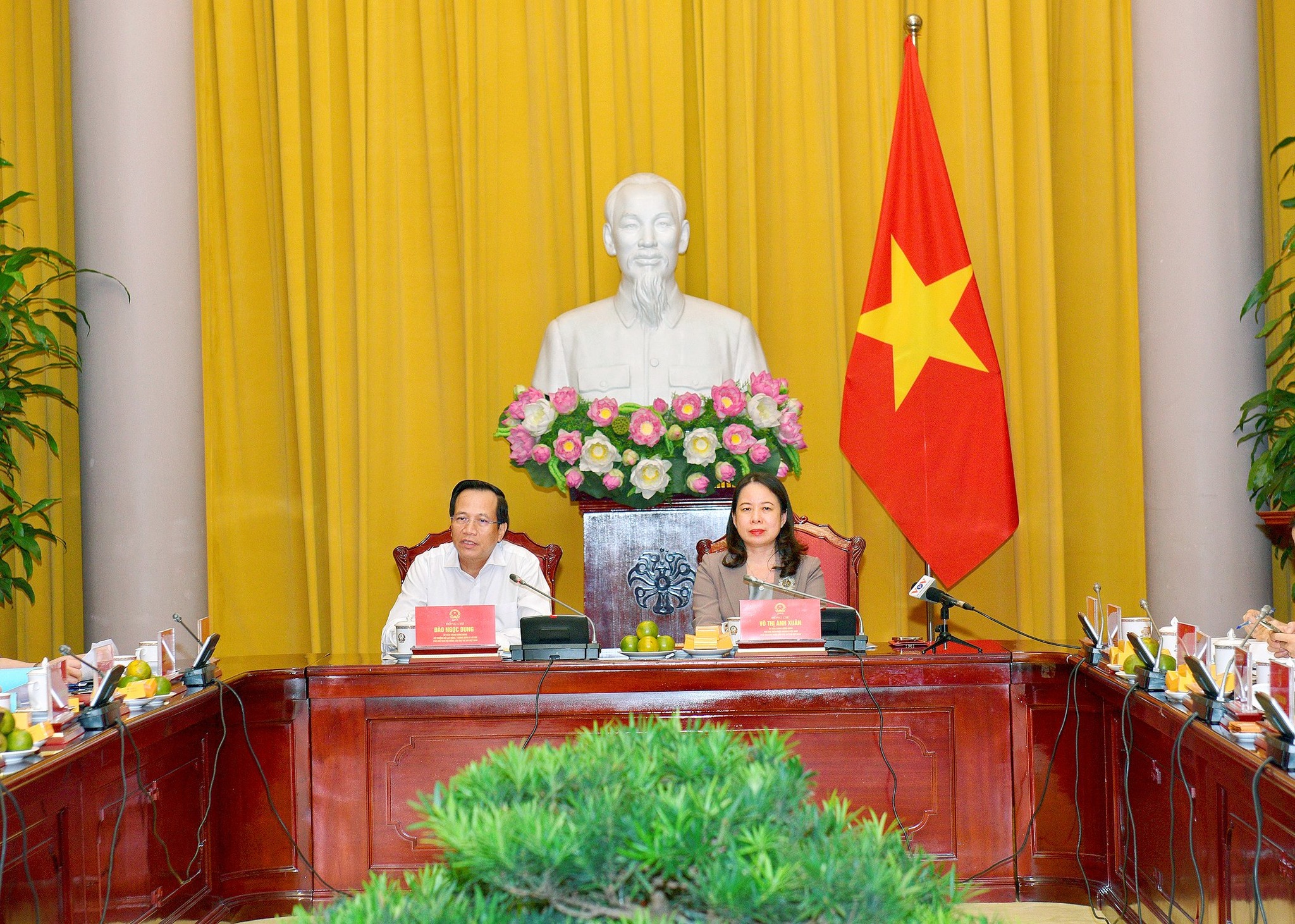 Đồng chí Phó Chủ tịch nước Võ Thị Ánh Xuân - Chủ tịch Hội đồng bảo trợ Quỹ Bảo trợ trẻ em Việt Nam và Đồng chí Đào Ngọc Dung - Bộ Trưởng Bộ LĐTBXH - Phó Chủ tịch Hội đồng chủ trì cuộc họp.