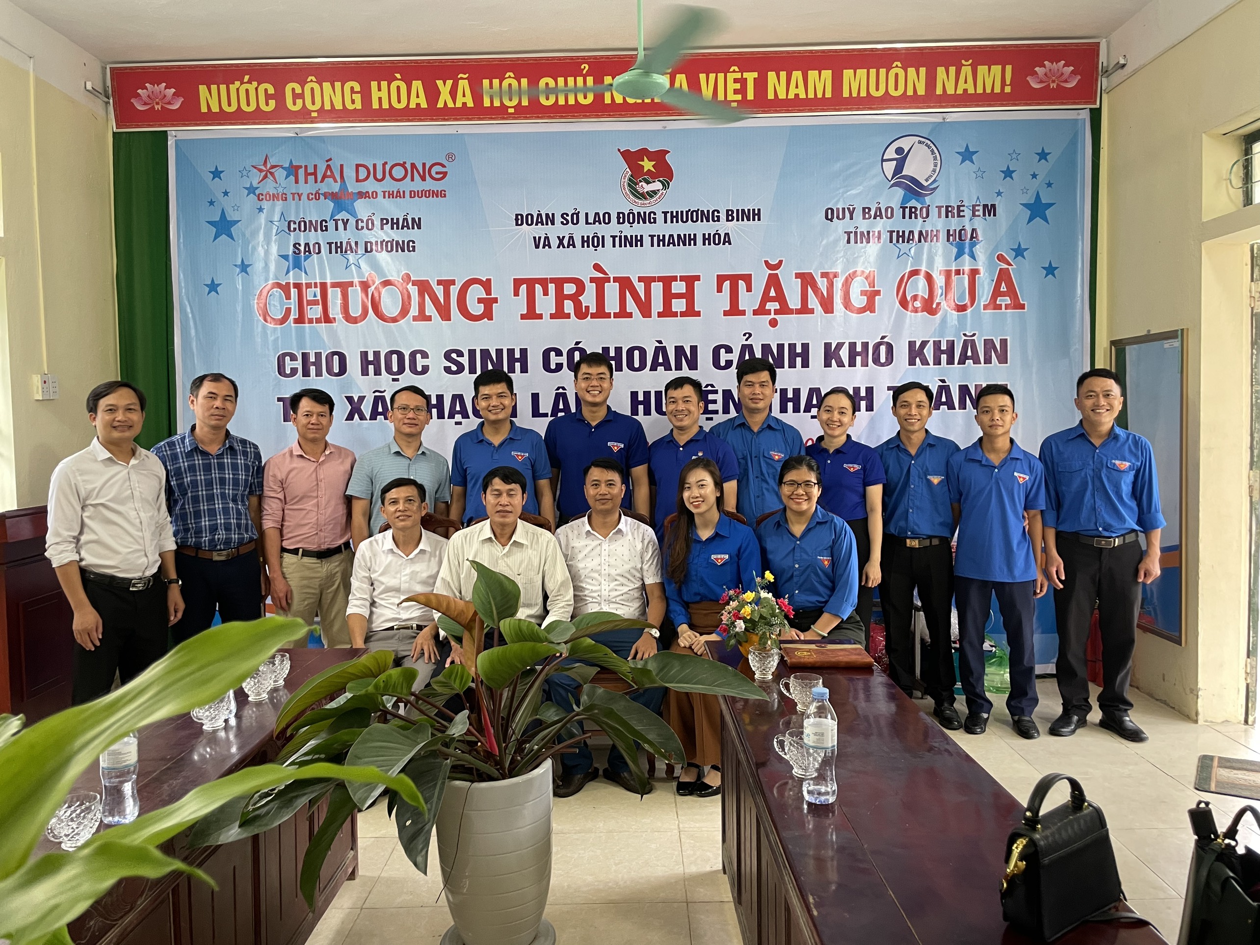 Đoàn công tác chụp hình lưu niệm với các nhà trường.