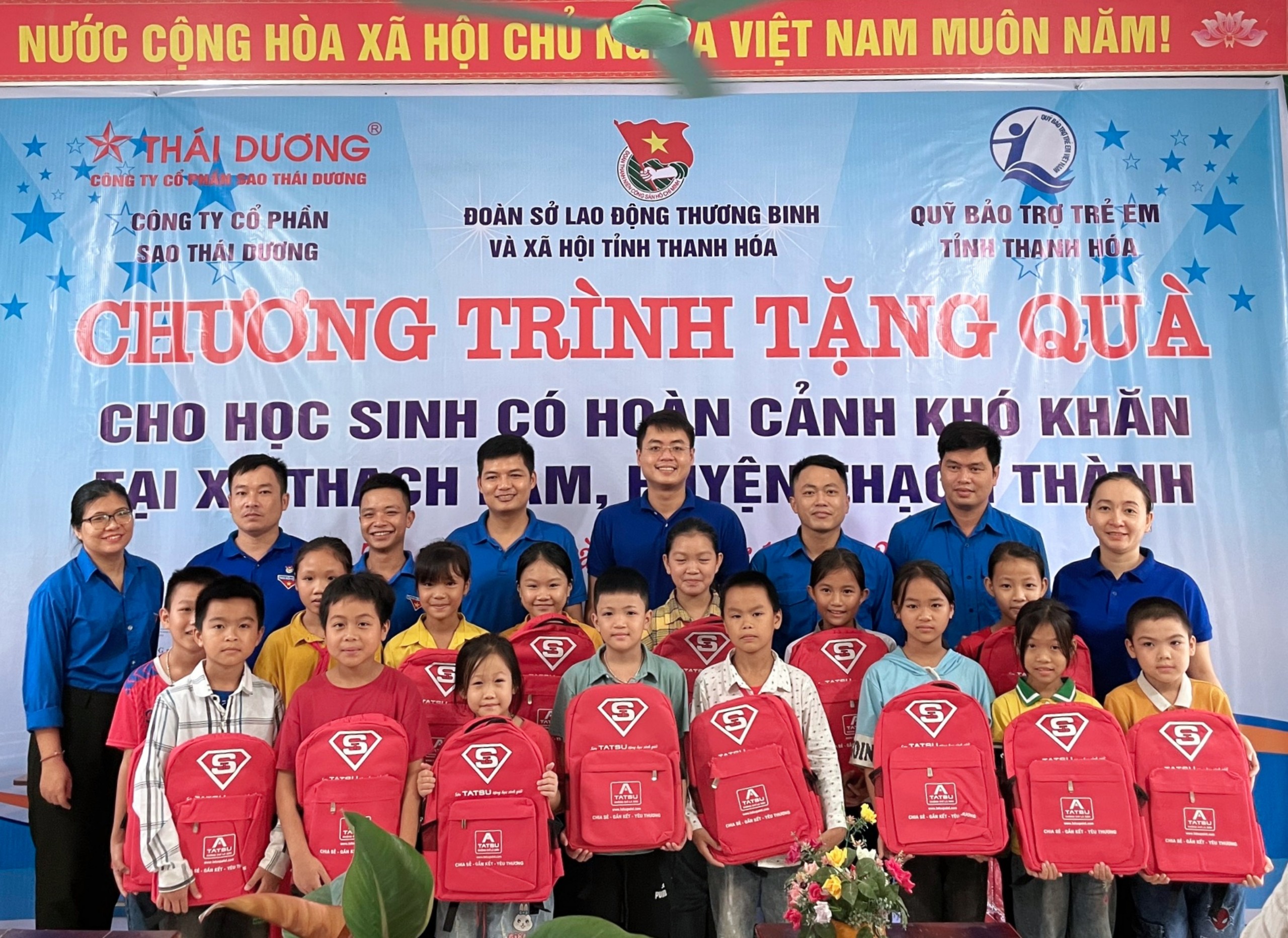 Đoàn TNCSHCM Sở trao ba lô cho trẻ em