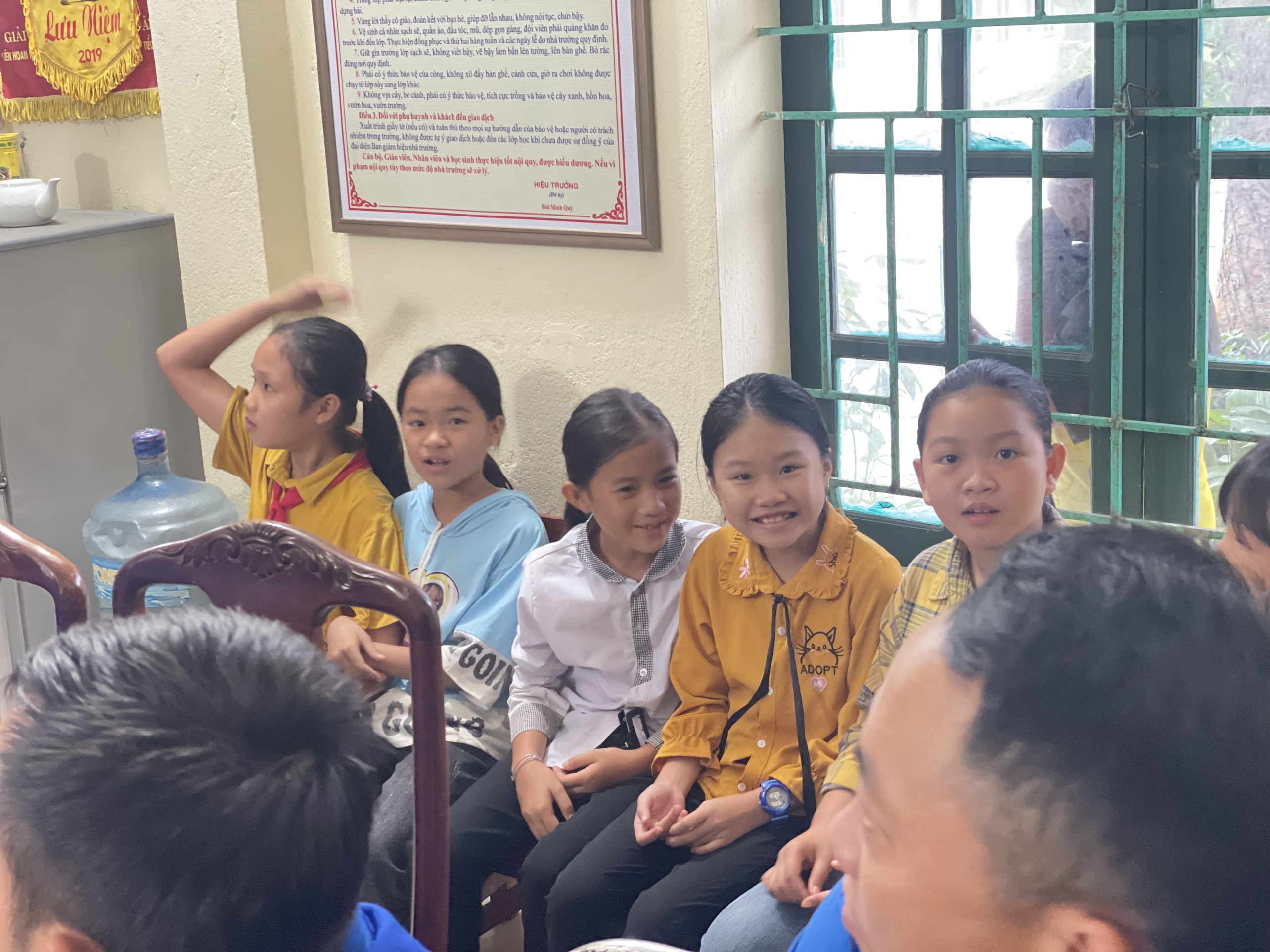 Trẻ em học sinh hân hoan chờ đón quà từ Chương trình