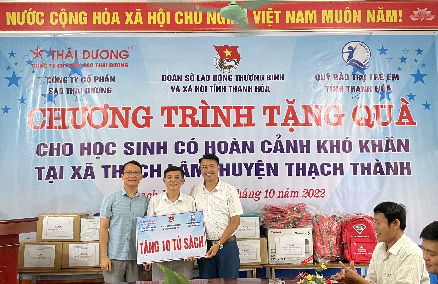 Ông Lại Thế Quảng - Giám đốc Quỹ Bảo trợ trẻ em tỉnh Thanh Hóa trao tủ sách cho các nhà trường.