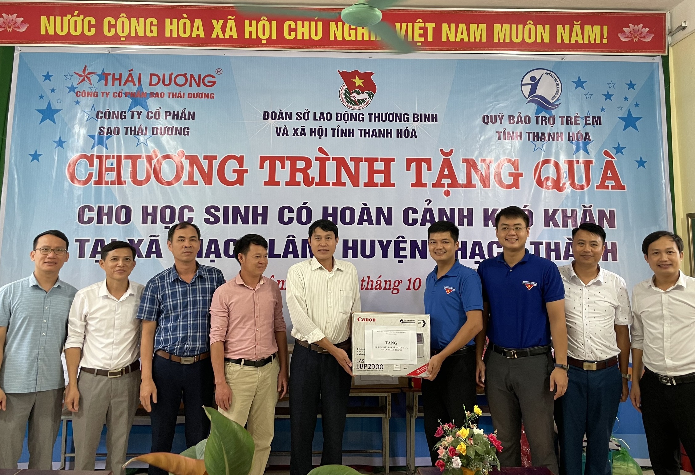 Ông Nguyễn Quang Thành - Bí thư Đoàn Sở trao quà cho nhà trường.