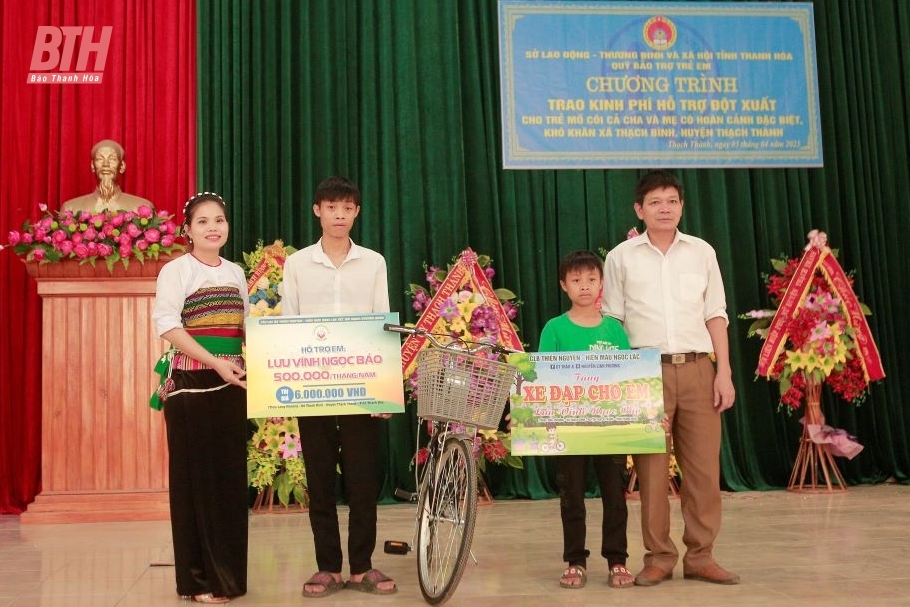 Đại diện CLB Thiện nguyện - Hiến máu Ngọc Lặc cam kết tài trợ 6 triệu đồng/năm; Các nhà hảo tâm có nick facebook: Út Thảo và Nguyễn Linh Phương trao tặng một chiếc xe đạp nhằm hỗ trợ việc học tập cho 2 em.