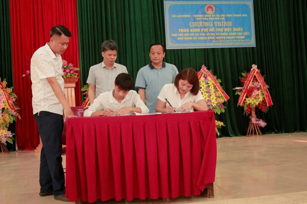 Tại đây, các bên liên quan đã ký biên bản bàn giao và thống nhất phương án quản lý, sử dụng kinh phí hỗ trợ cho 2 em.