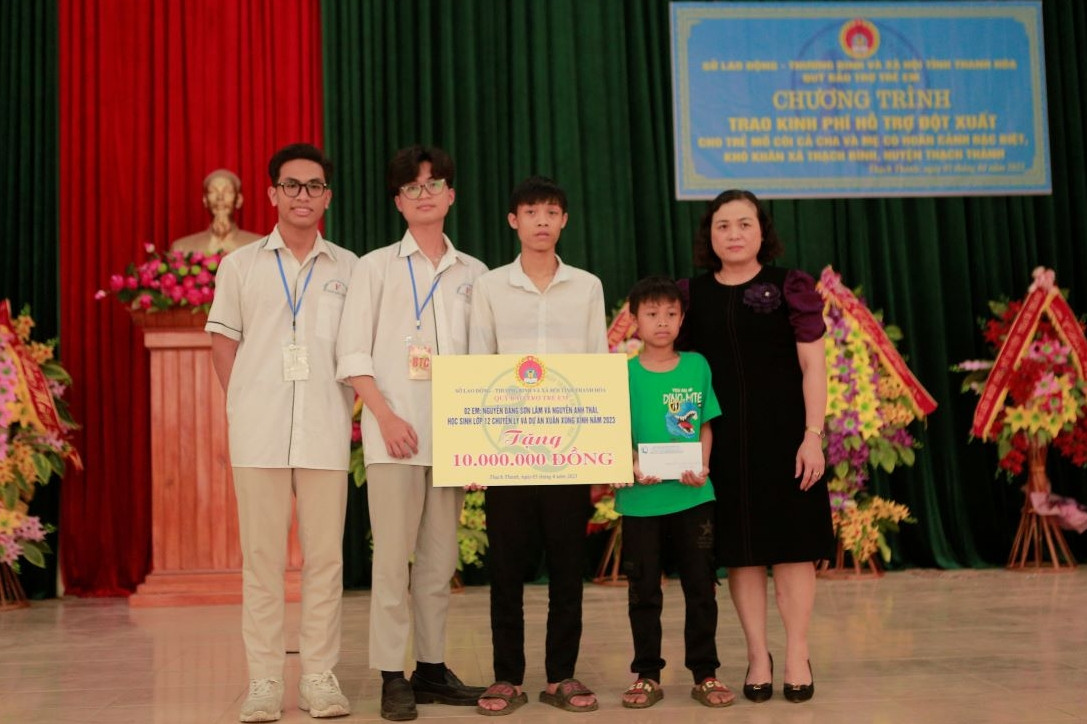 2 bạn: Nguyễn Đặng Sơn Lâm và Nguyễn Anh Thái lớp 12 chuyên Lý - Đại diện Dự án Xuân Xúng Xính 2023 Trường THPT Chuyên Lam sơn tài trợ 10 triệu đồng cho 2 anh em Ngọc Bảo.