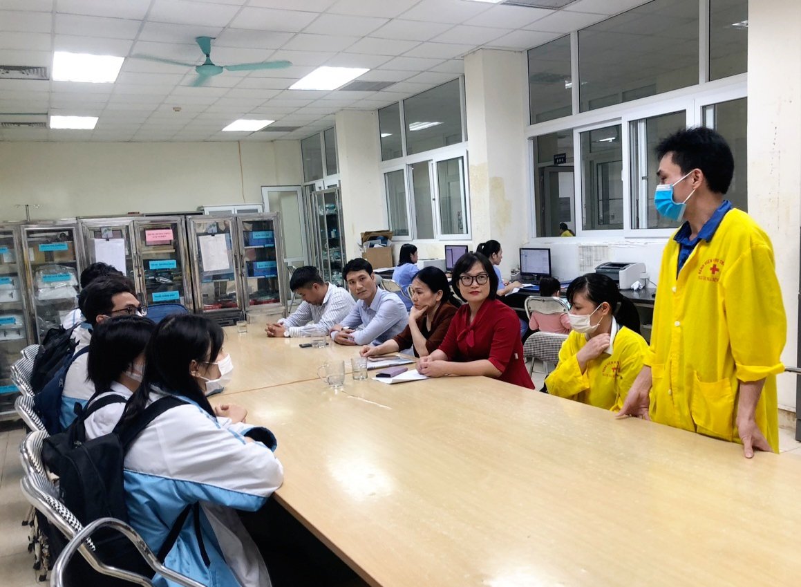 Đại diện gia đình các em phát biểu cảm ơn Đoàn công tác.