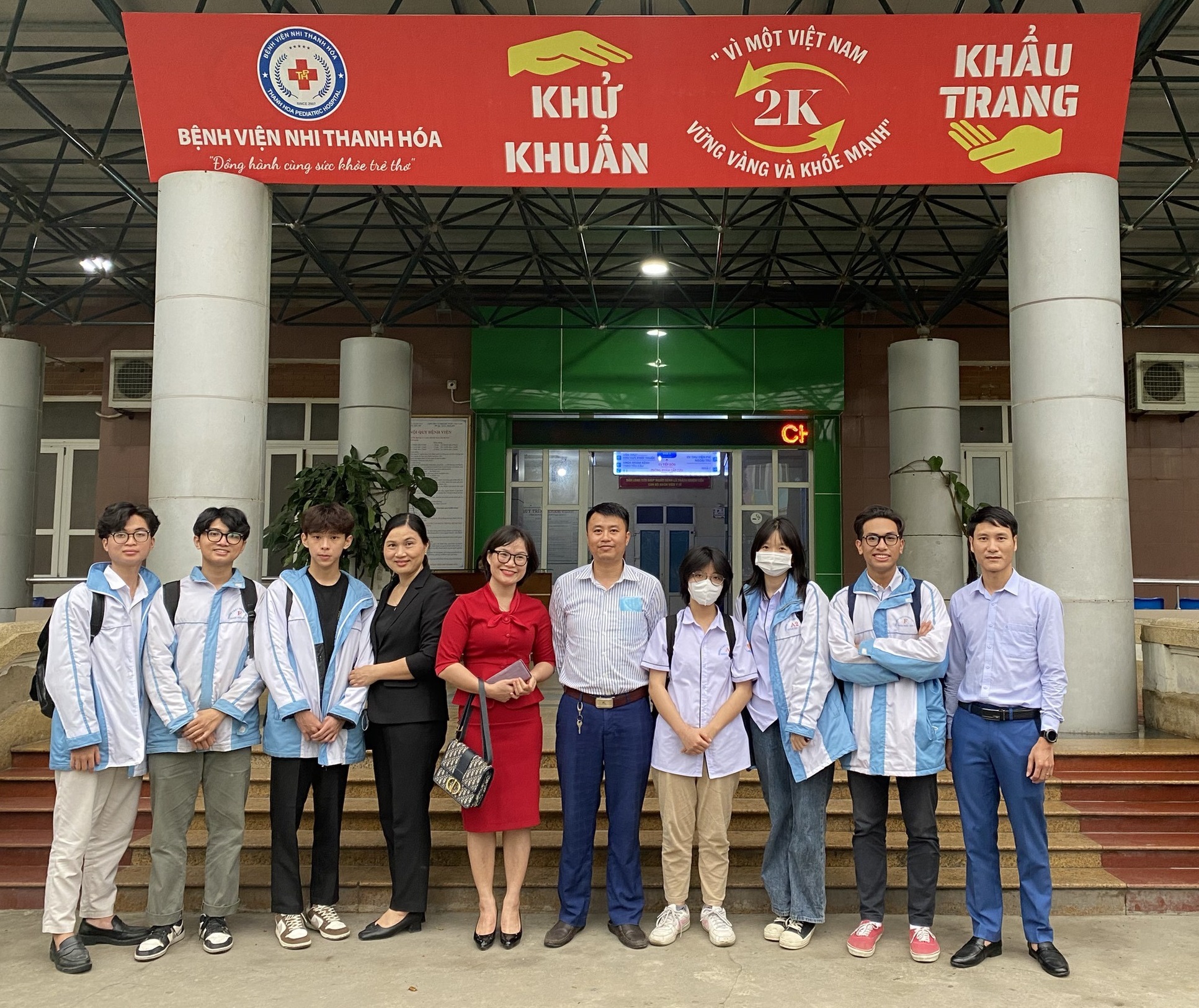 Đoàn công tác chụp hình lưu niệm tại Bệnh viện Nhi.