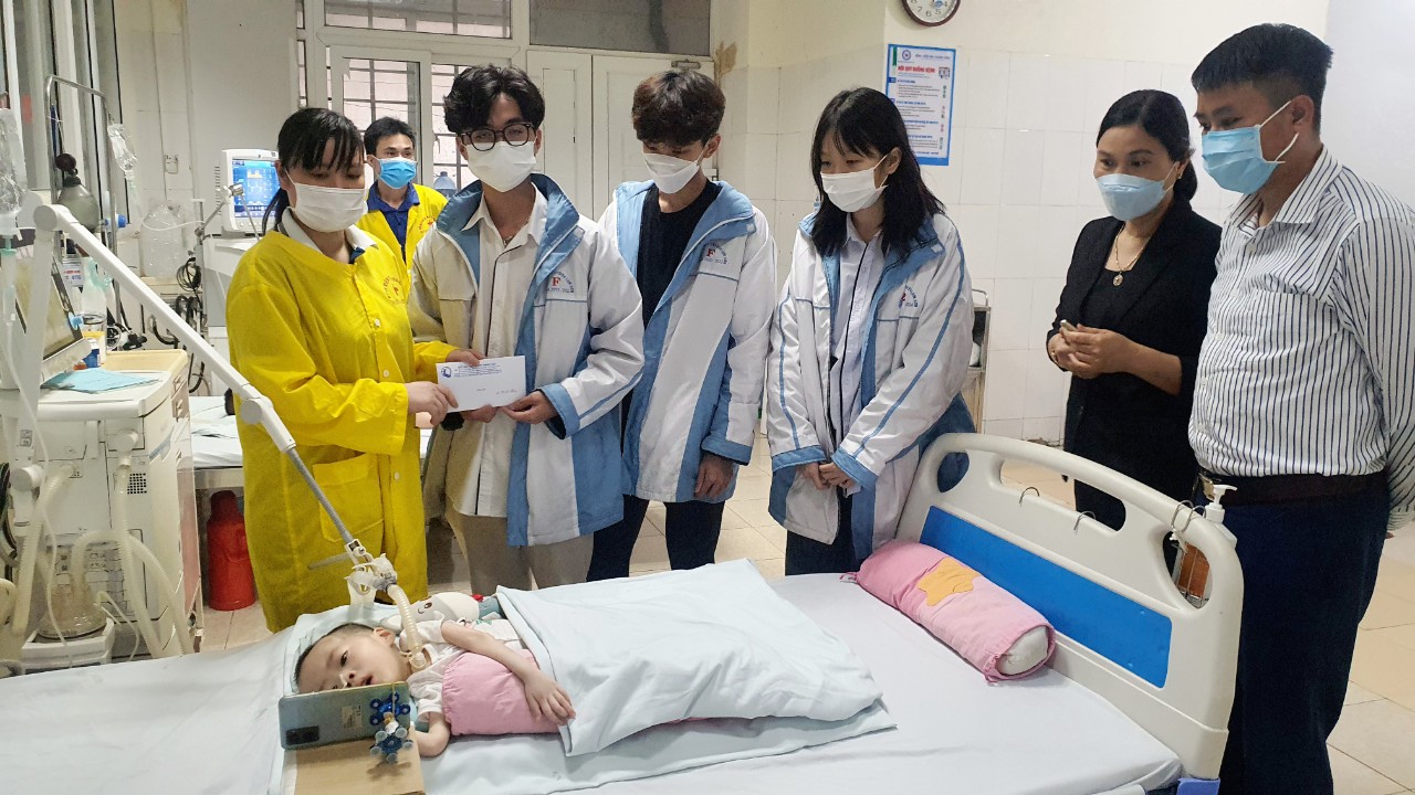 Các em học sinh đại diện Dự án Xuân Xúng Xính 2023 trao hỗ trợ kinh phí điều trị cho em Trịnh Việt Hưng.