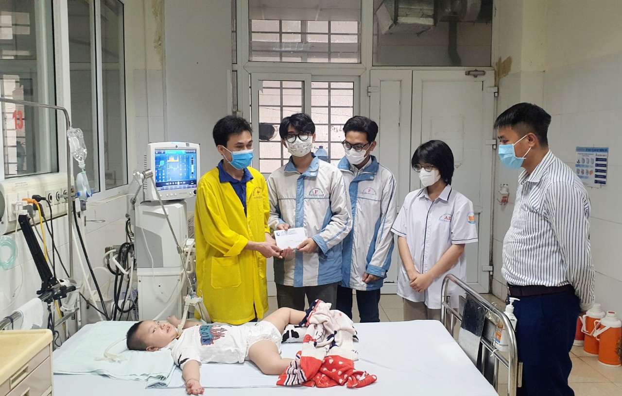 Các em học sinh đại diện Dự án Xuân Xúng Xính 2023 trao hỗ trợ kinh phí điều trị cho em Lò Công Danh.