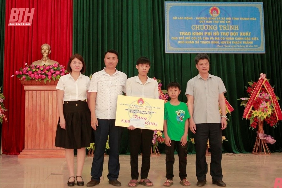 Ông Lại Thế Quảng, Giám đốc Quỹ BTTE, đại diện CLB Hà Nội khóa 1999-2022 Trường THPT Đào Duy Từ trao tặng 5 triệu đồng trao tặng kinh phí hỗ trợ cho 2 anh em Lưu Vĩnh Ngọc Bảo