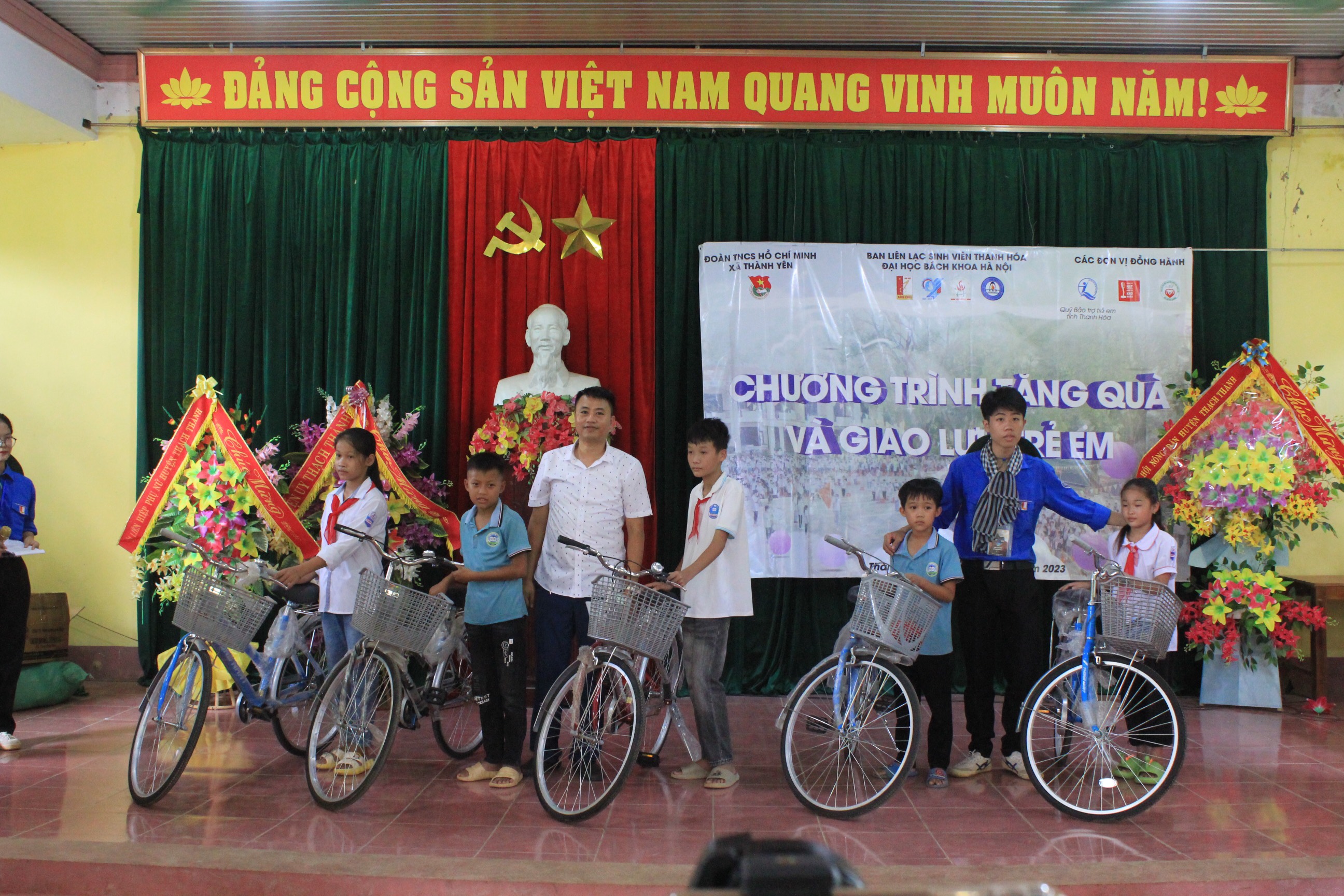 Quỹ BTTE tỉnh, đại diện BLL sinh viên Thanh Hóa - Đại học Bách Khoa Hà nội trao quà cho các em học sinh, gồm 05 xe đạp, 50 ba lô học sinh, bánh kẹo, sữa.