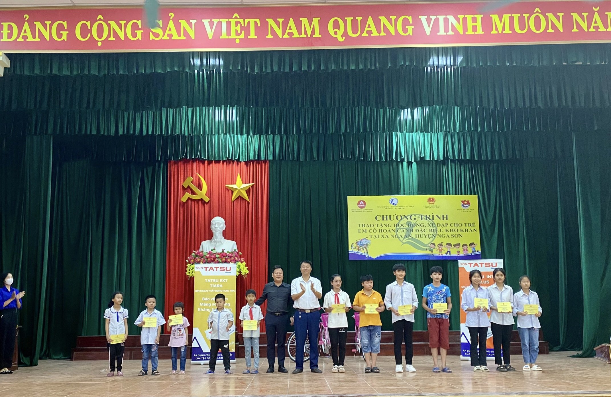 Ông Lại Thế Quảng - Giám đốc Quỹ Bảo trợ trẻ em tỉnh và Đại diện Công ty cổ phần FALCON Việt Nam - Nhãn hàng Sơn Tatsu trao học bổng cho trẻ em.