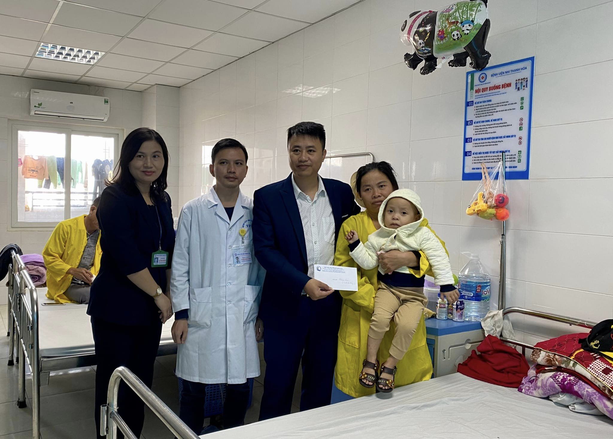 Đồng chí Lại Thế Quảng - Giám đốc Quỹ Bảo trợ trẻ em tỉnh trao hỗ trợ cho cháu và gia đình