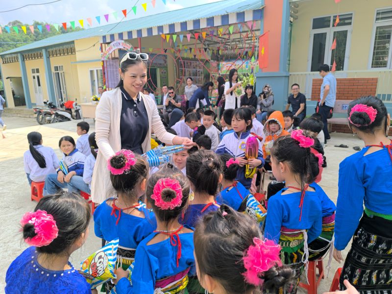 Phát bánh kẹo cho trẻ em