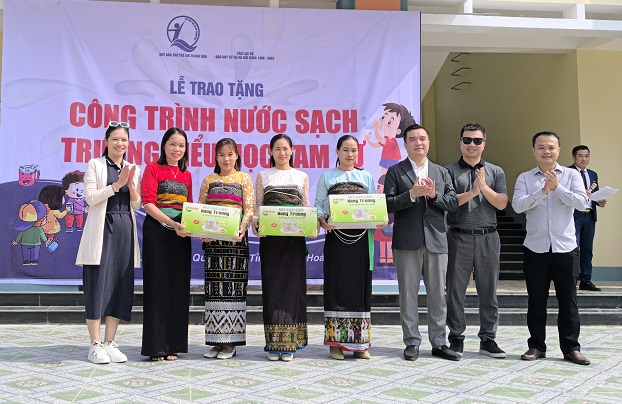 Đoàn công tác trao quà, nhu yếu phẩm cho nhà trường