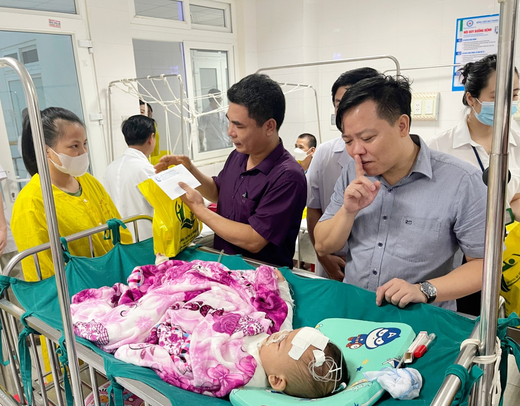 Biểu cảm ân cần, thân thiện, dễ thương của đồng chí PGĐ Sở LĐTBXH khi thăm hòi trẻ em tại phòng bệnh.