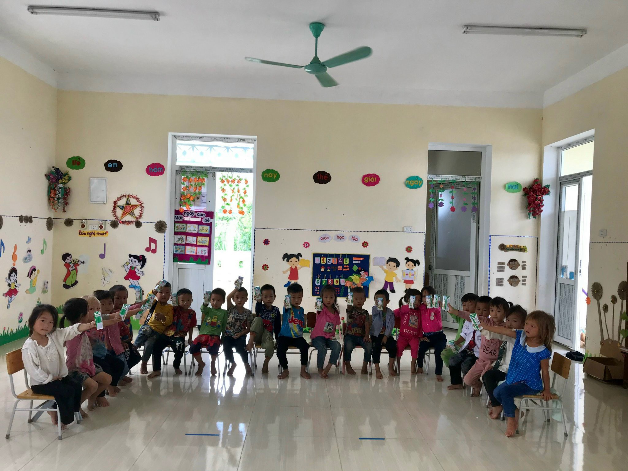 Những ly sữa ngọt lành mang ước mơ vươn cao với trẻ em
