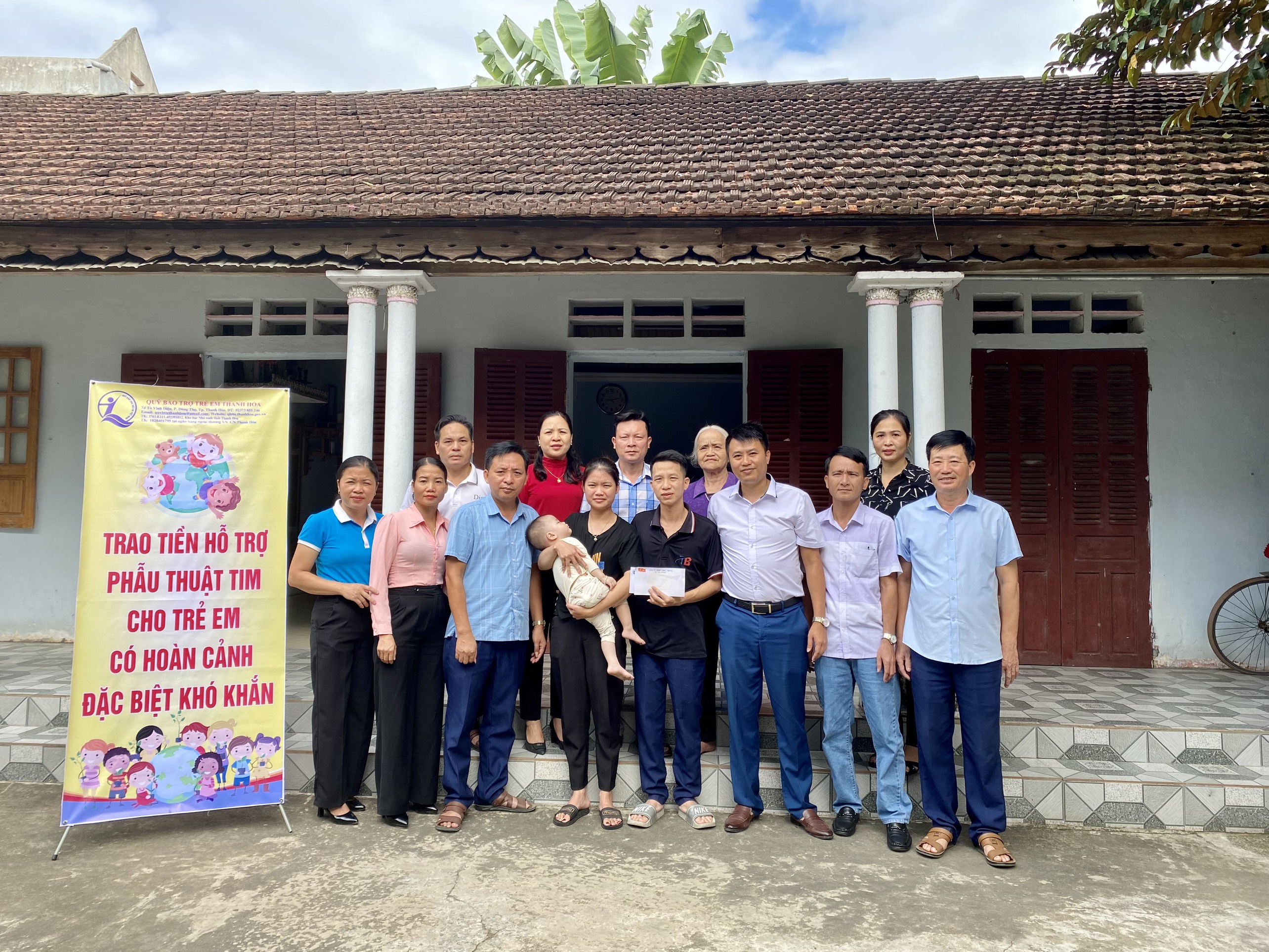 Đoàn công tác trao hỗ trợ cho gia đình em Nguyễn Hương Giang, sinh năm 2022, địa chỉ xã Thọ Xương với số tiền là 8.924.000 đồng.