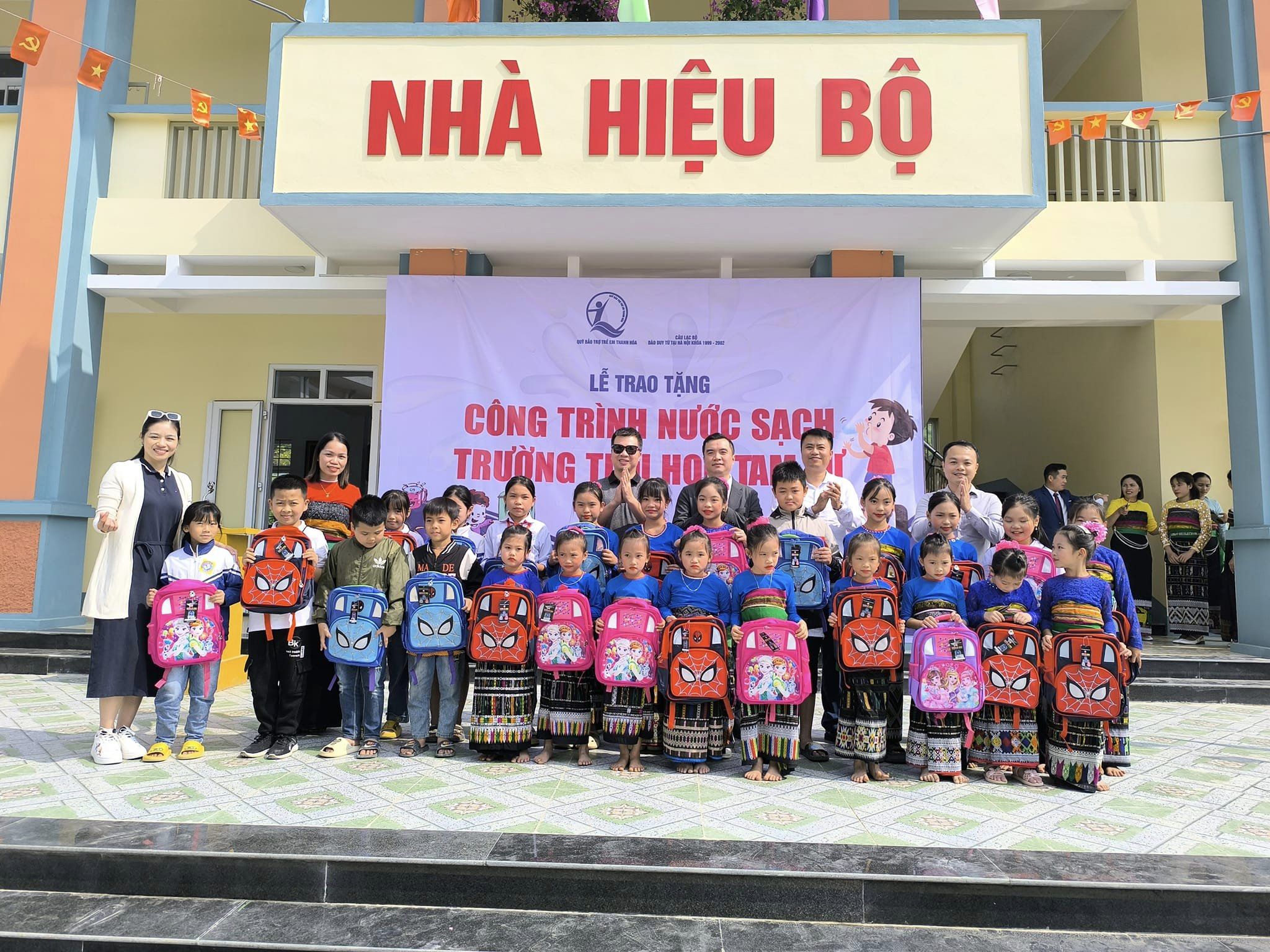 Đoàn công tác trao ba lô cho học sinh