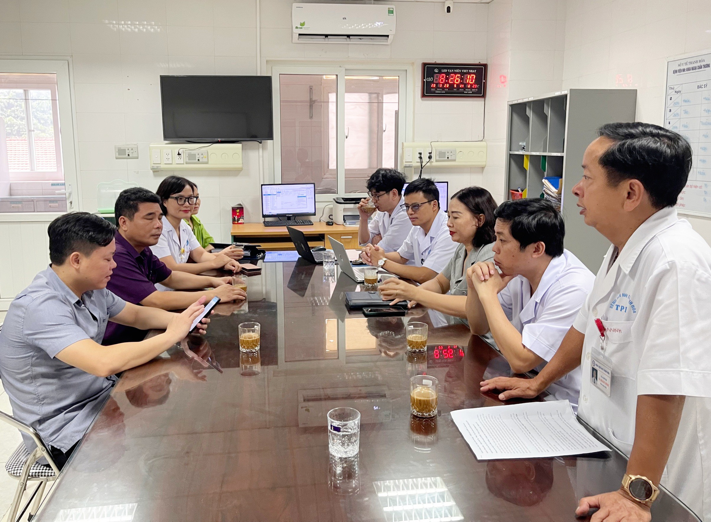 Đồng chí Hà Hoàng Minh, Phó Giám đốc Bệnh viện Nhi Thanh Hóa phát biểu, chia sẻ tình hình thông tin hoạt động của Bệnh viên trong dịp Tết Trung thu.