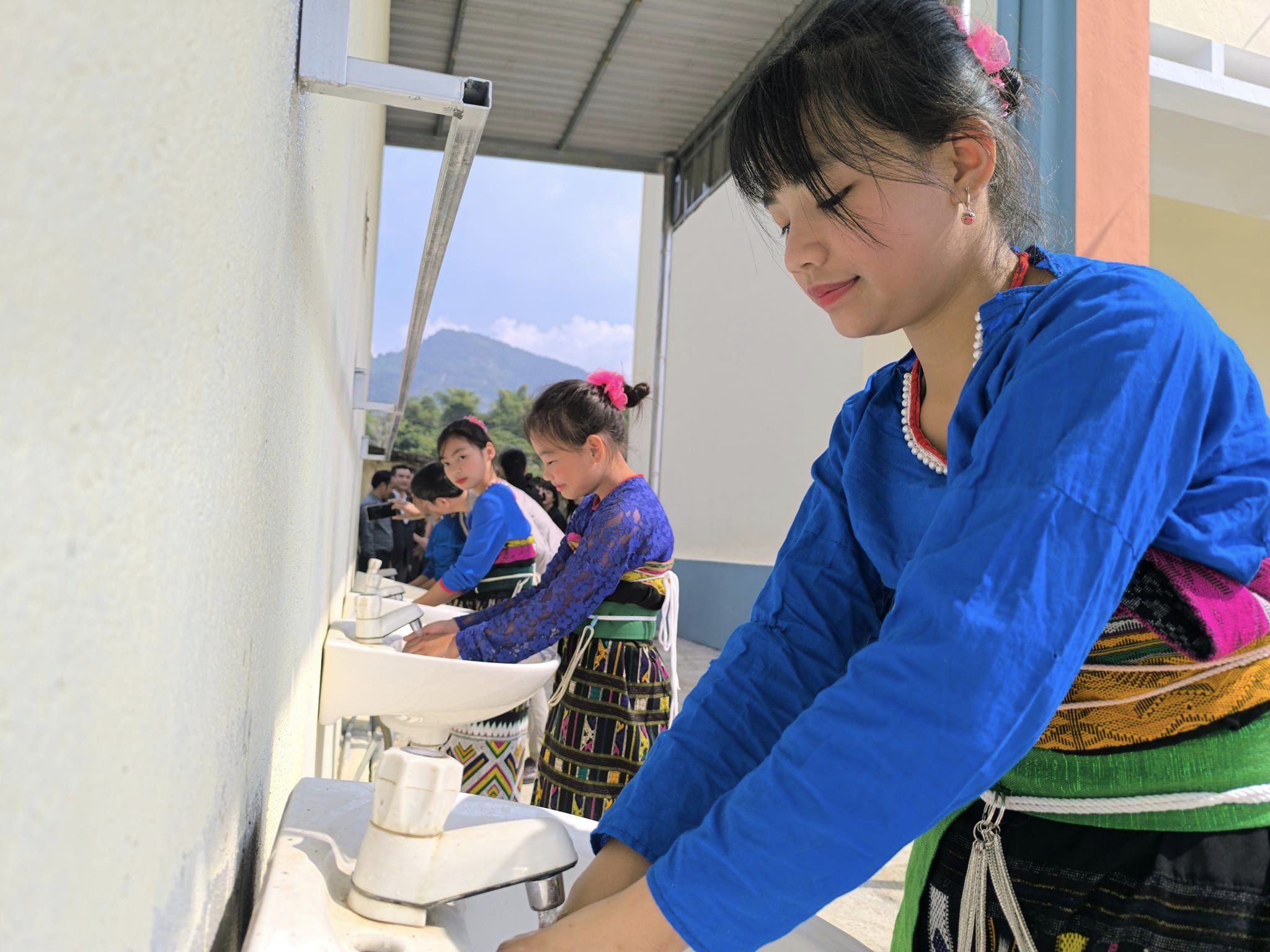 Các em học sinh sử dụng nước sạch