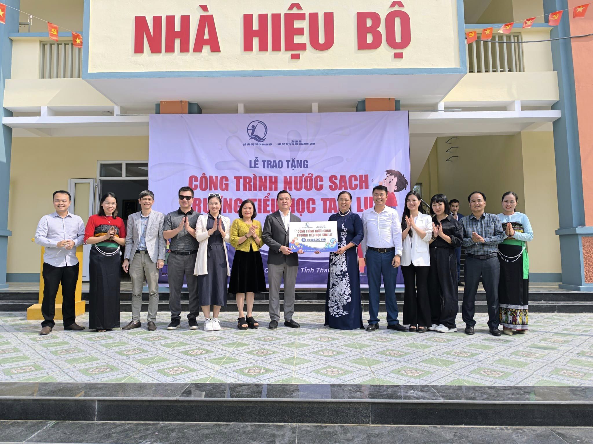 Đại diện CLB Thiện nguyện Đào Duy Từ tại Hà nội khóa 1999-2002 trao tặng 50 triệu đồng hỗ trợ xây dựng công trình nước sạch tại Trường Tiểu học Tam Lư, huyện Quan Sơn