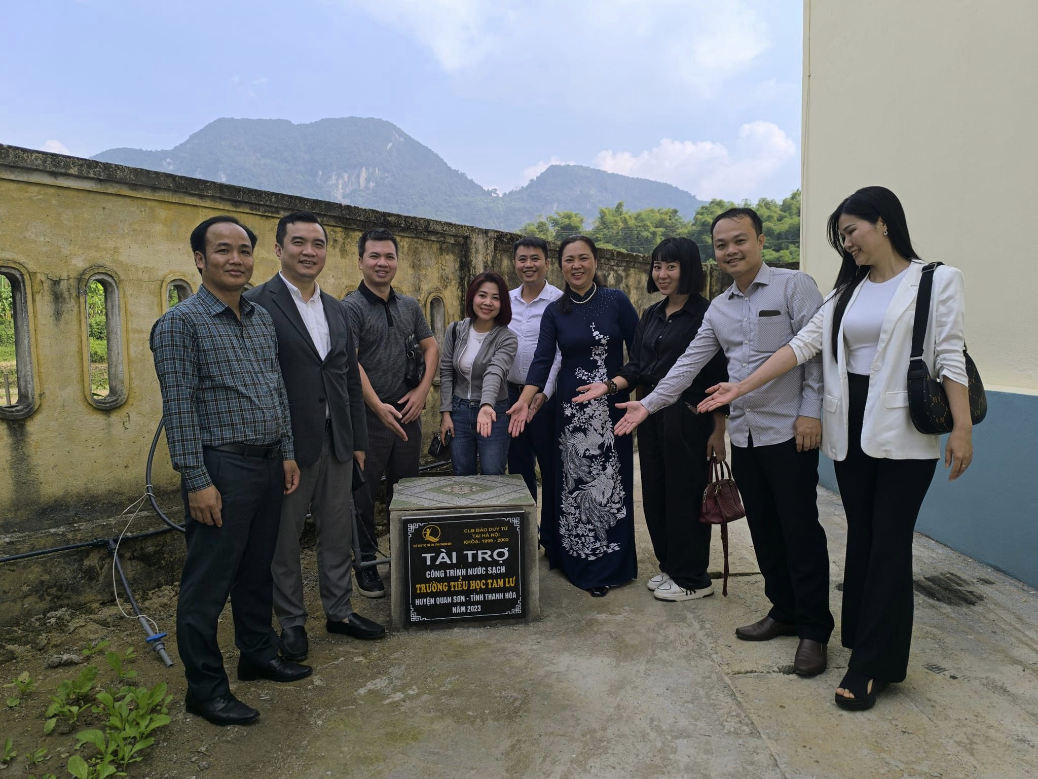 Đại diện CLB Thiện nguyện Đào Duy Từ cùng Ban Giám hiệu Trường Tiểu học Tam Lư chụp ảnh lưu niệm